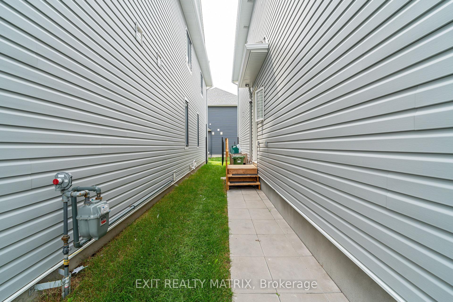 Photo 3 of Unit B, 161 Massalia Crescent, Ottawa, Notting Hill/Summerside — HOMEH