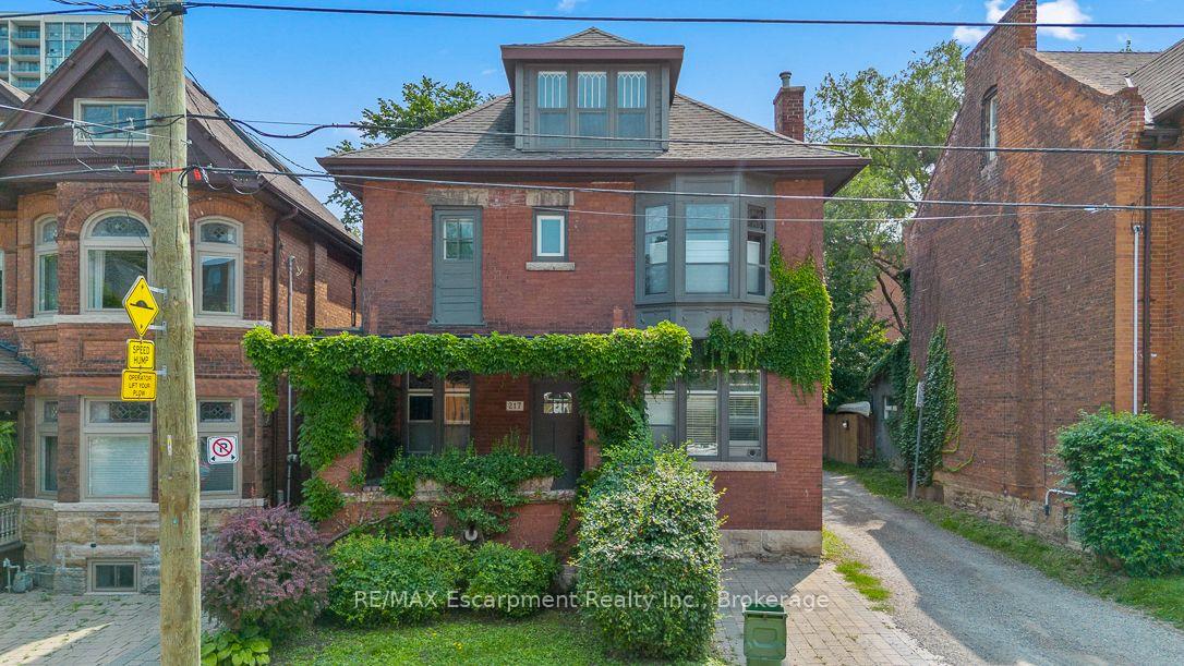 Photo of 217 Caroline Street S