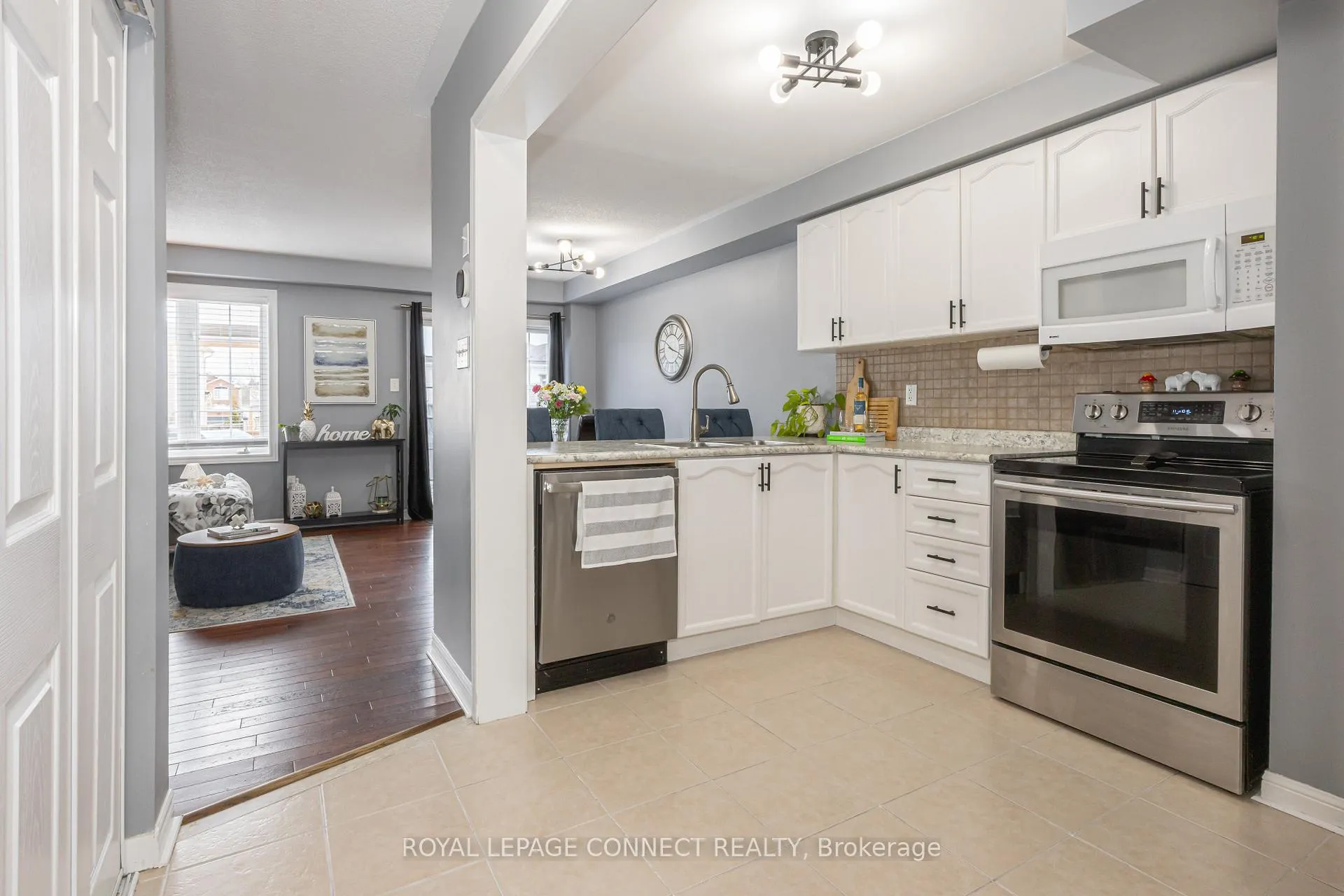 Photo 7 of 24 Annisson Court, Clarington, Bowmanville — HOMEH