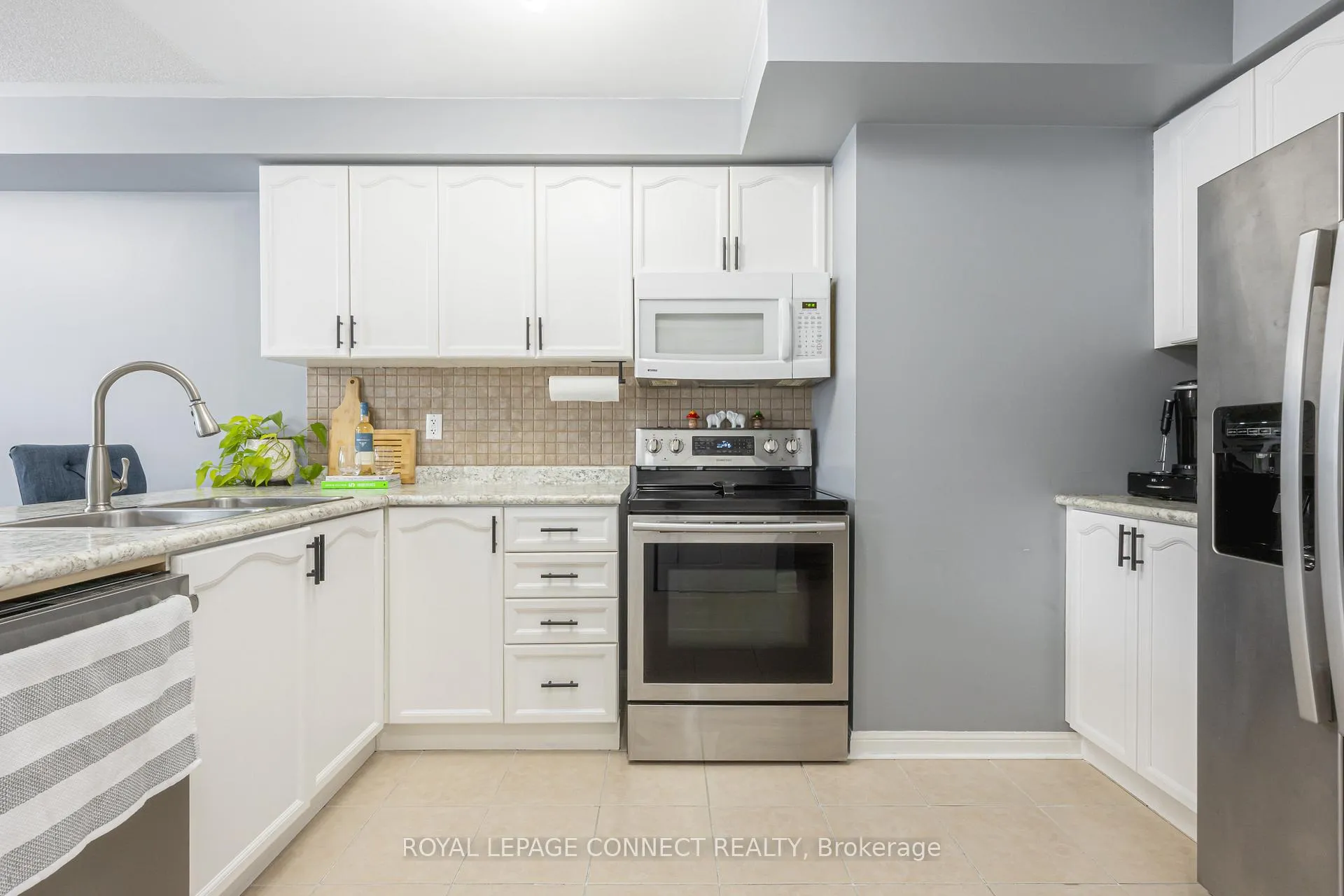 Photo 8 of 24 Annisson Court, Clarington, Bowmanville — HOMEH