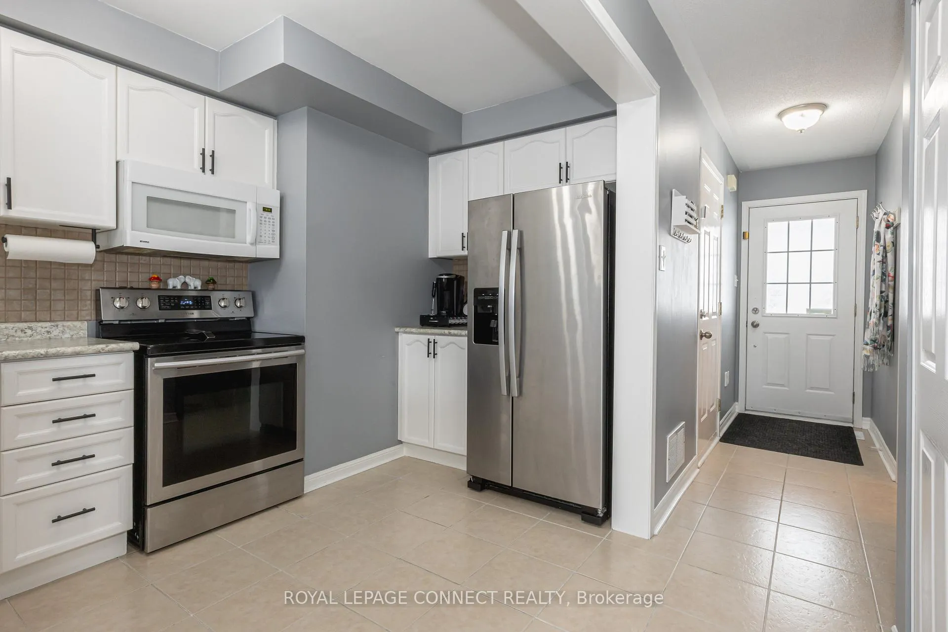 Photo 9 of 24 Annisson Court, Clarington, Bowmanville — HOMEH
