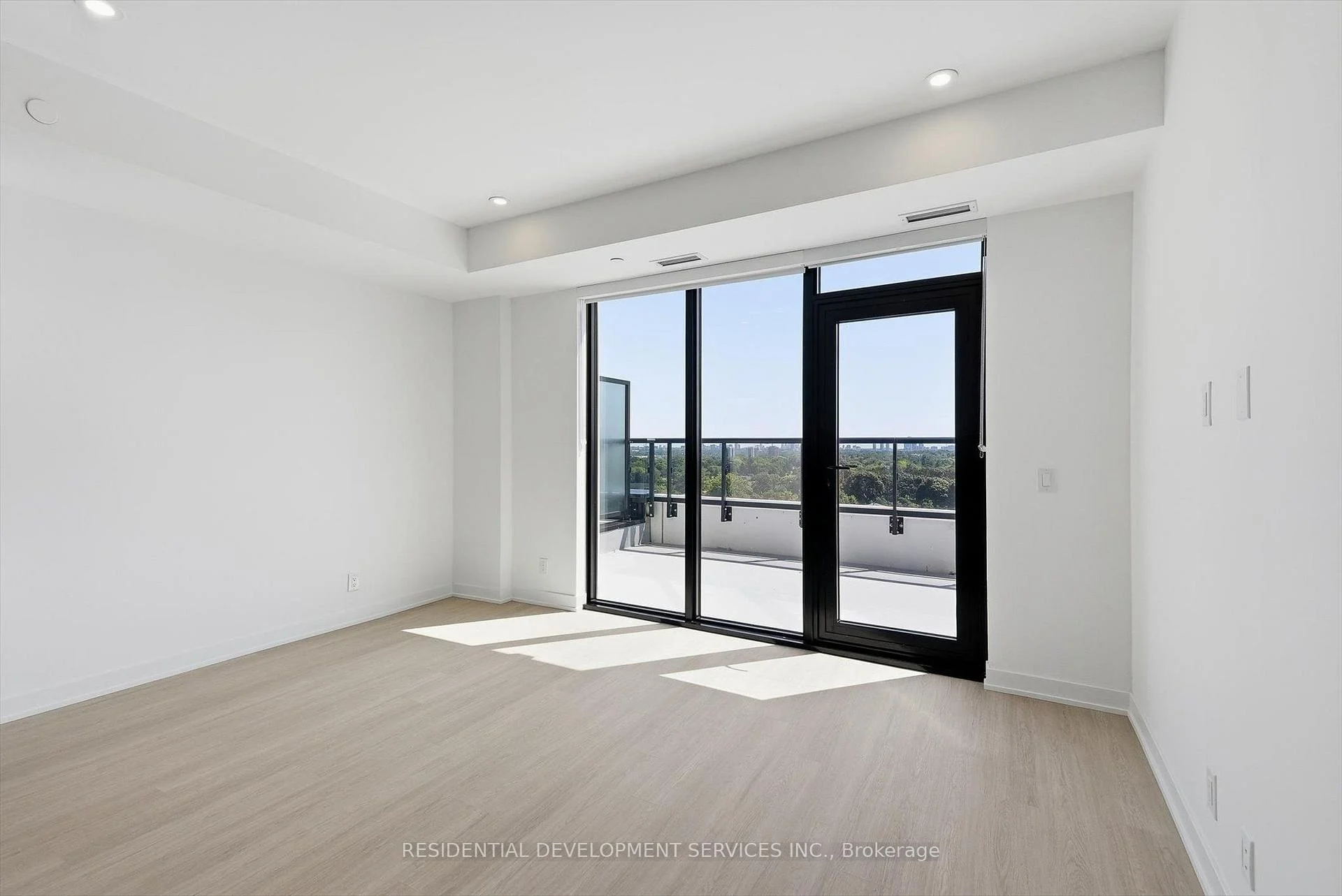 Photo 5 of Unit 1103, 699 Sheppard Avenue E, North York, Bayview Village — HOMEH