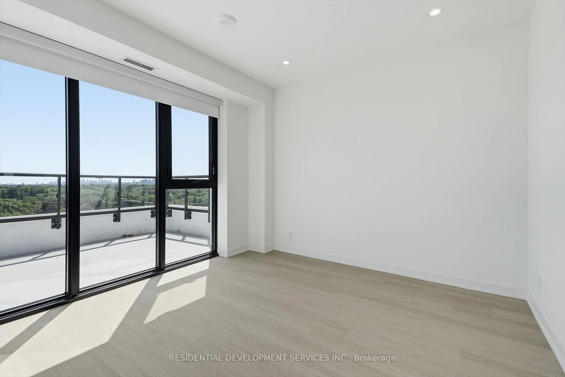 Photo 7 of Unit 1103, 699 Sheppard Avenue E, North York, Bayview Village — HOMEH