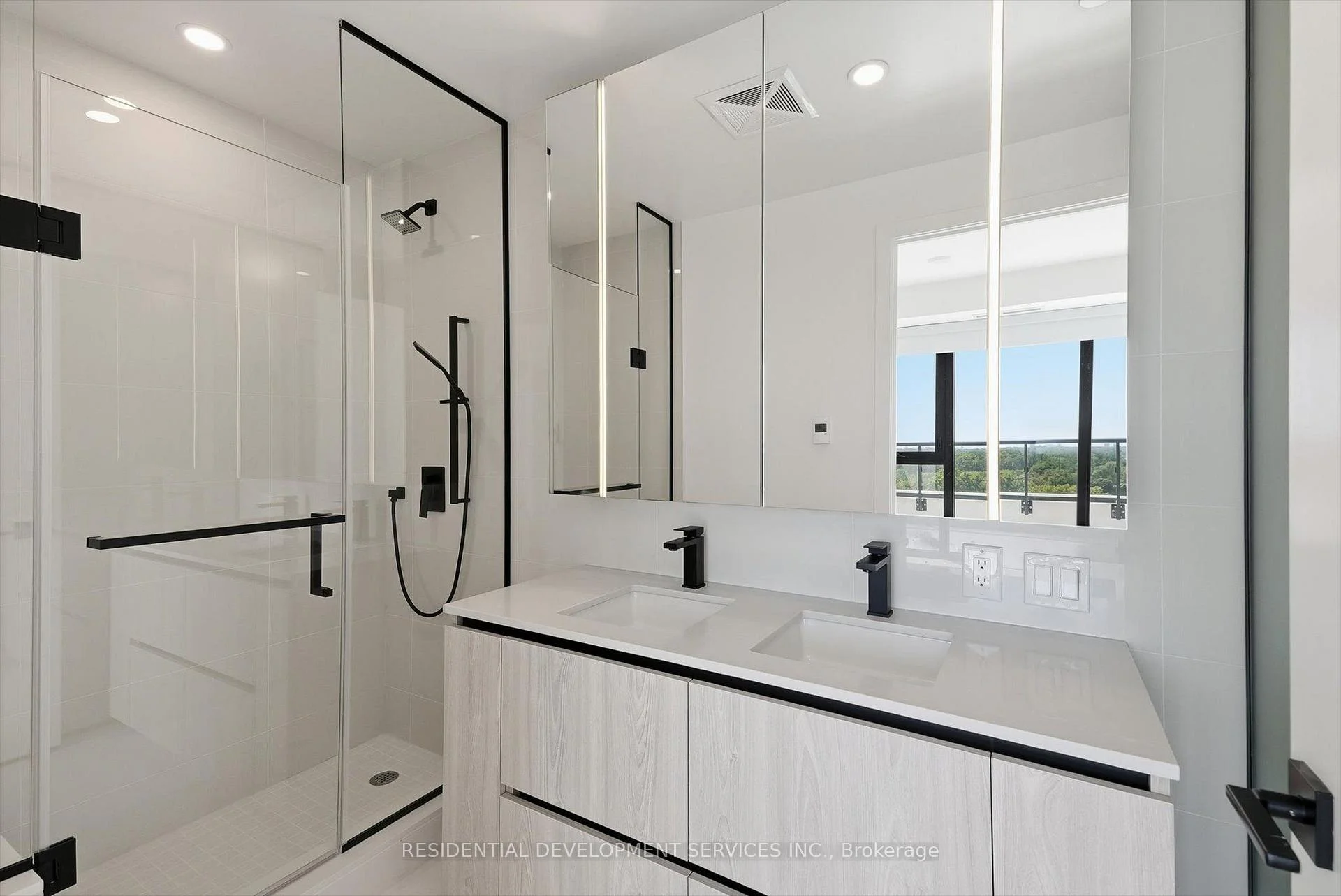 Photo 10 of Unit 1103, 699 Sheppard Avenue E, North York, Bayview Village — HOMEH