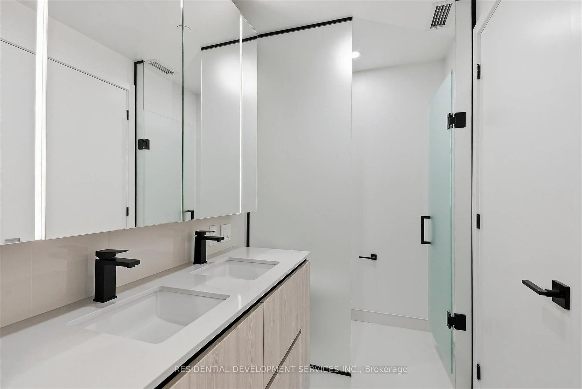 Photo 12 of Unit 1103, 699 Sheppard Avenue E, North York, Bayview Village — HOMEH