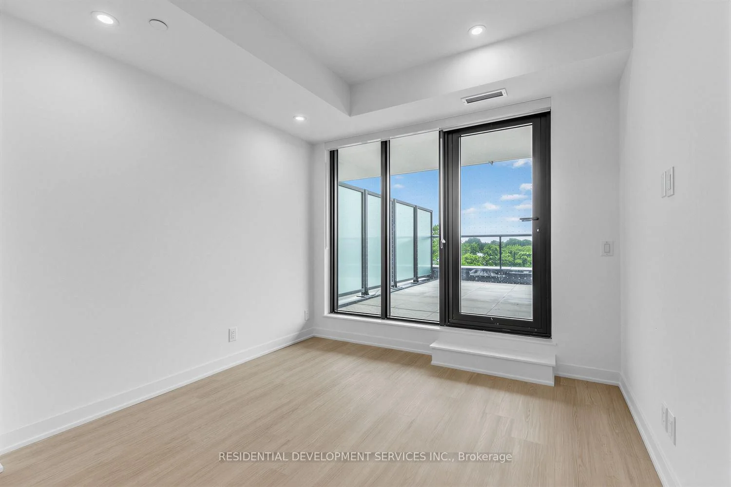 Photo 9 of Unit 1007, 699 Sheppard Avenue E, North York, Bayview Village — HOMEH