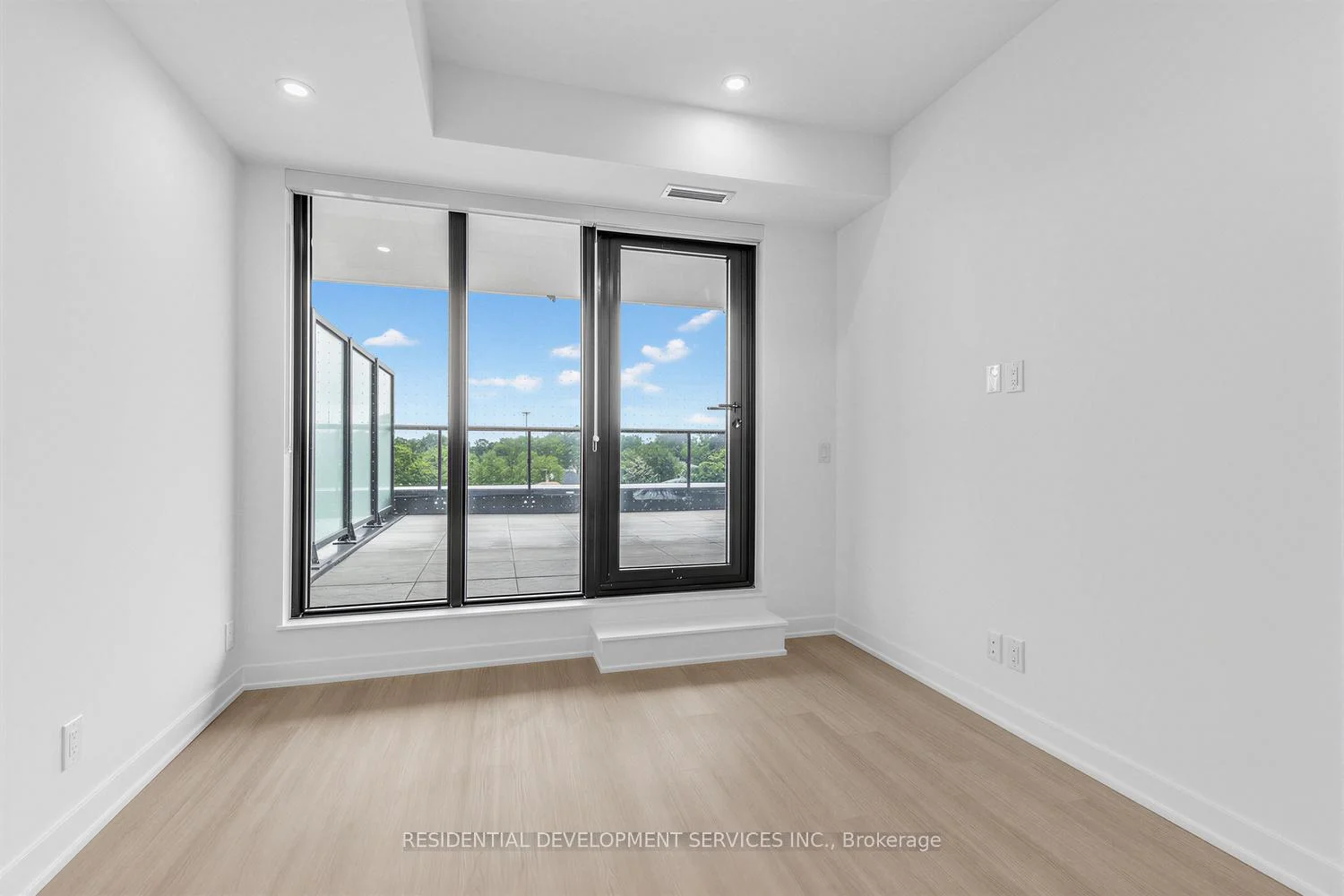Photo 11 of Unit 1007, 699 Sheppard Avenue E, North York, Bayview Village — HOMEH