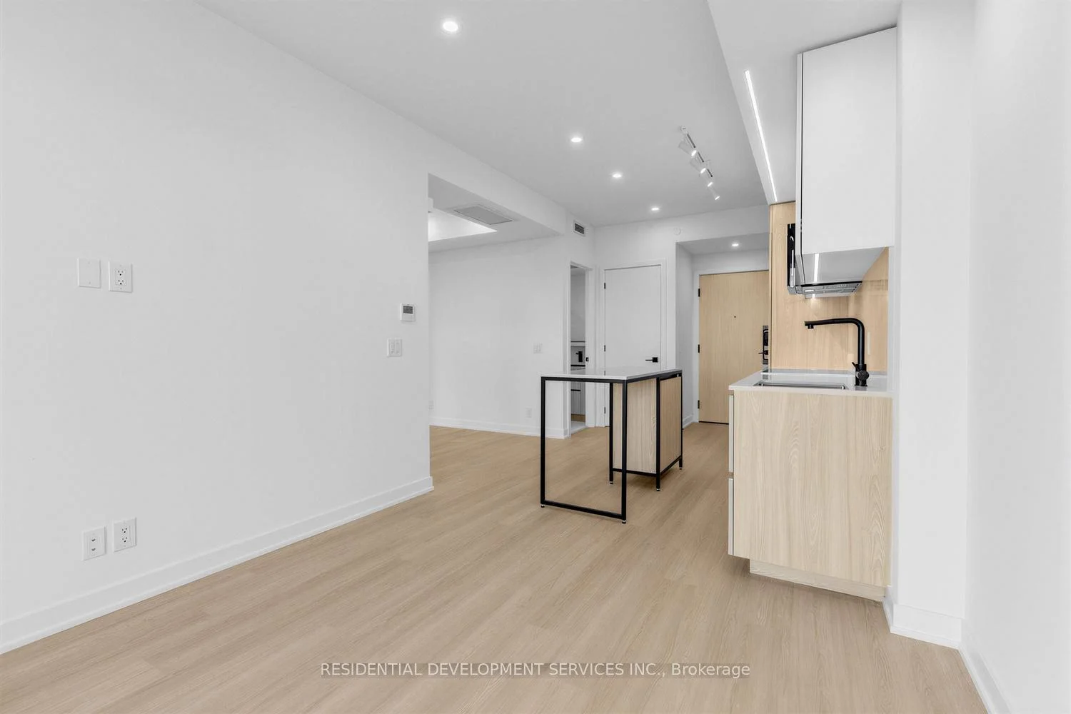 Photo 13 of Unit 1007, 699 Sheppard Avenue E, North York, Bayview Village — HOMEH