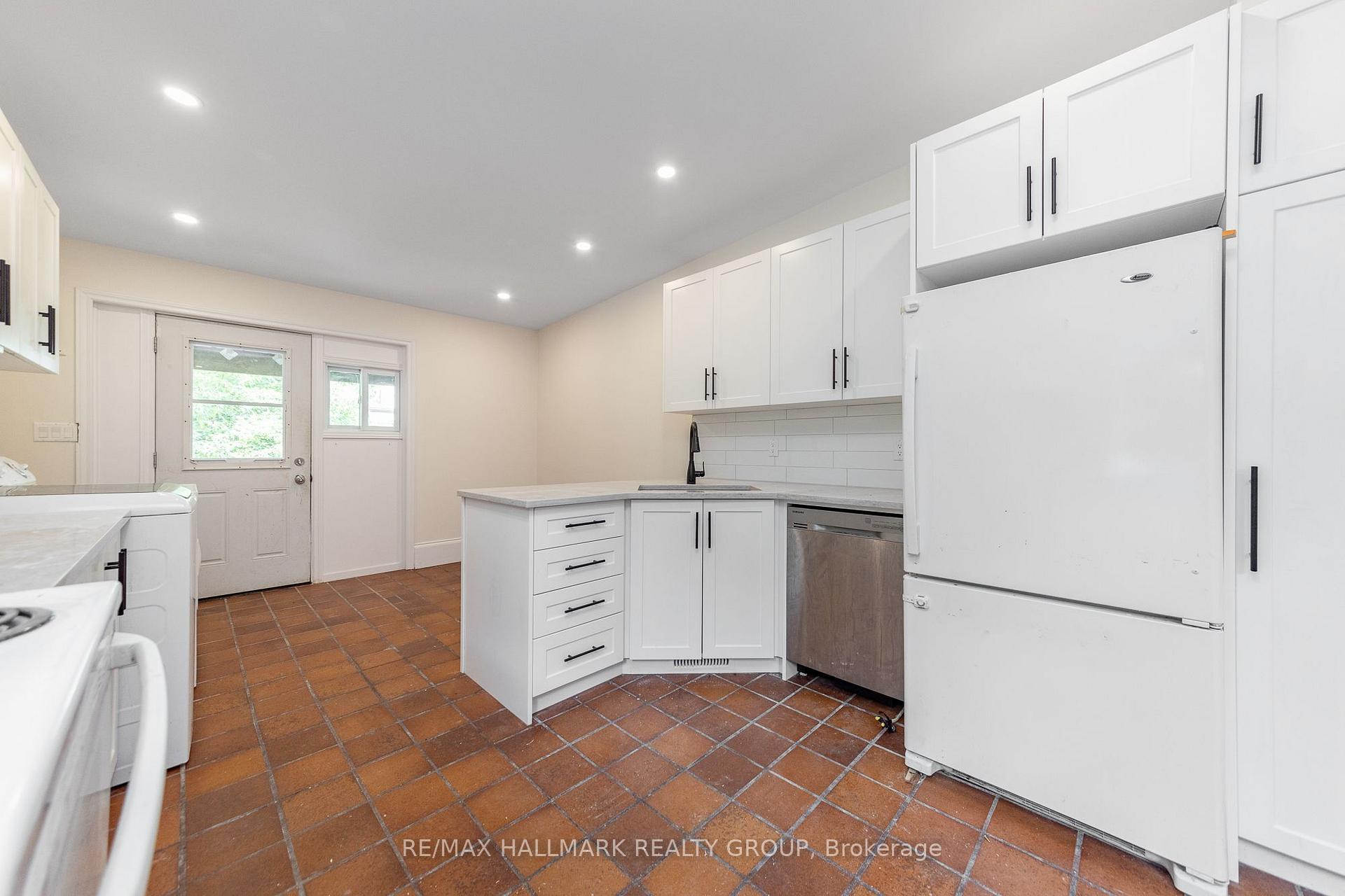 Photo 2 of Unit Unit A, 127 Henderson Avenue, Ottawa, Sandy Hill — HOMEH