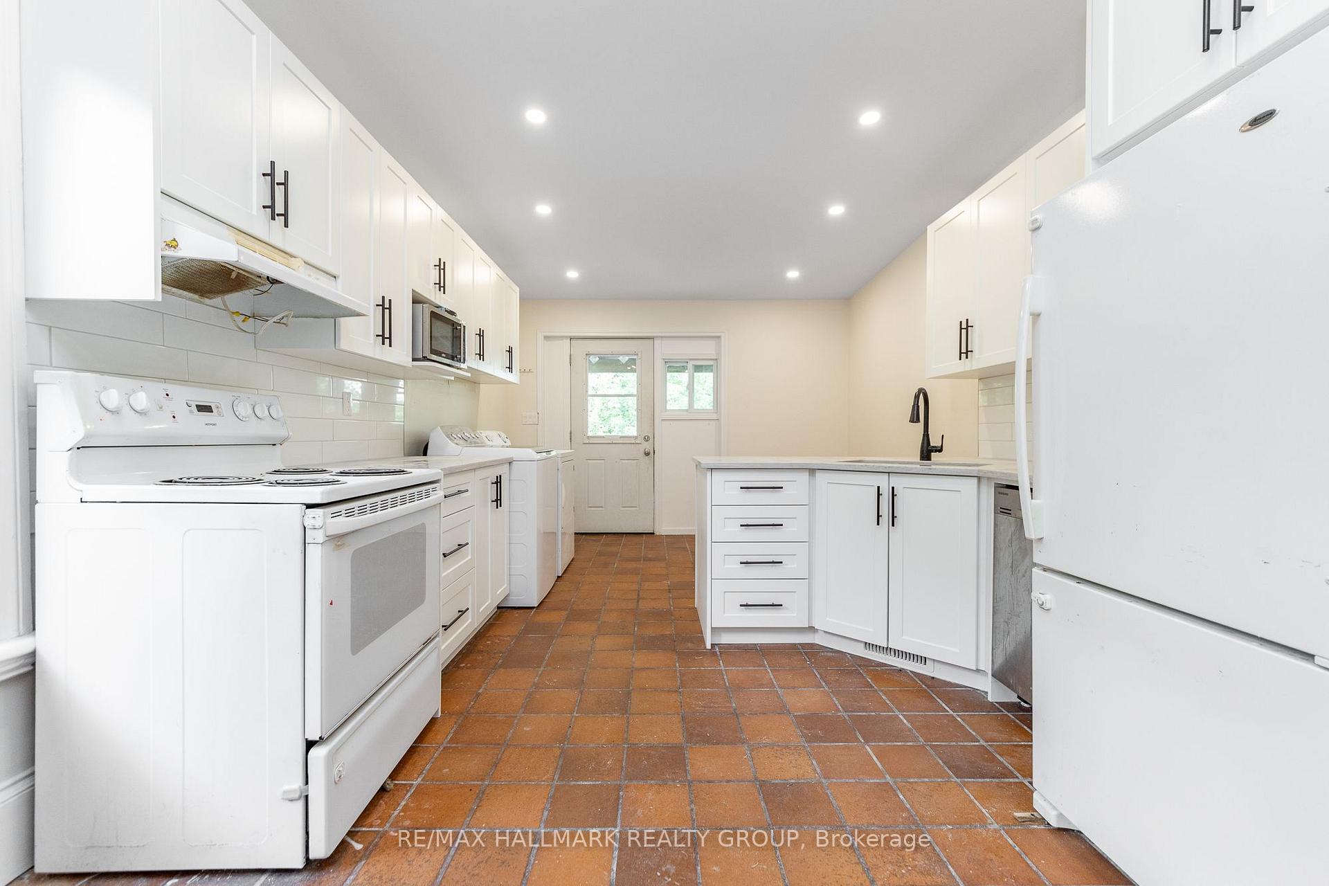 Photo 3 of Unit Unit A, 127 Henderson Avenue, Ottawa, Sandy Hill — HOMEH