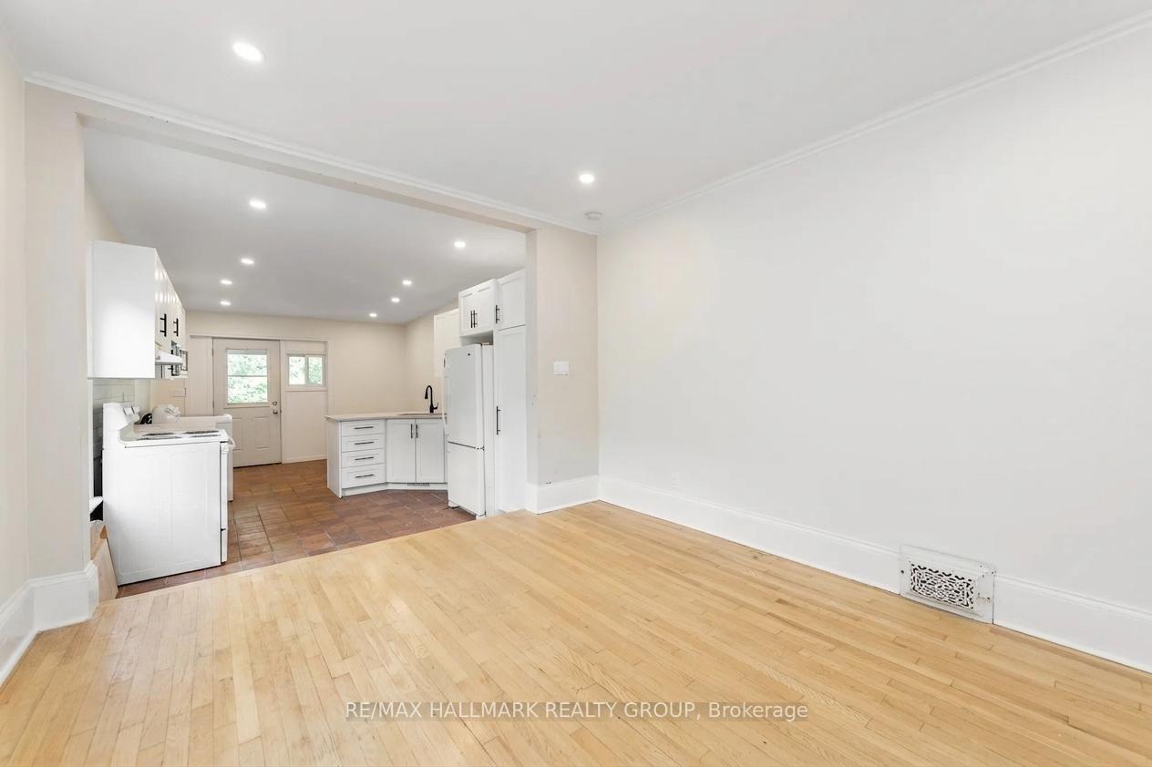 Photo 5 of Unit Unit A, 127 Henderson Avenue, Ottawa, Sandy Hill — HOMEH