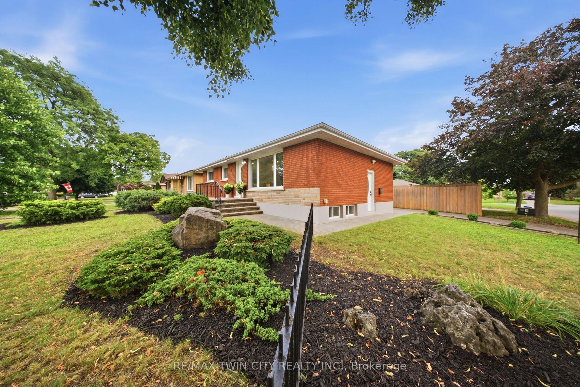 Photo 3 of 2 Frontenac Avenue, Brantford, Fairview/Greenbrier — HOMEH