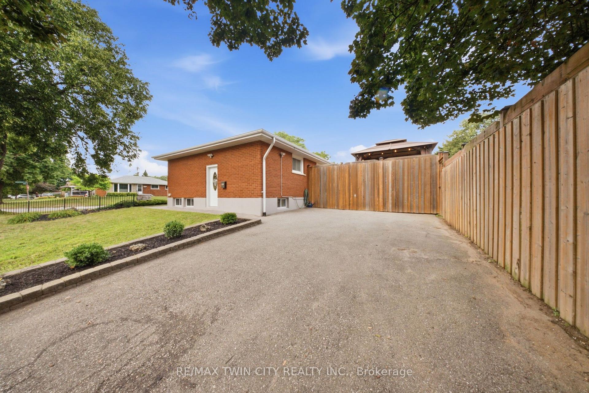 Photo 5 of 2 Frontenac Avenue, Brantford, Fairview/Greenbrier — HOMEH