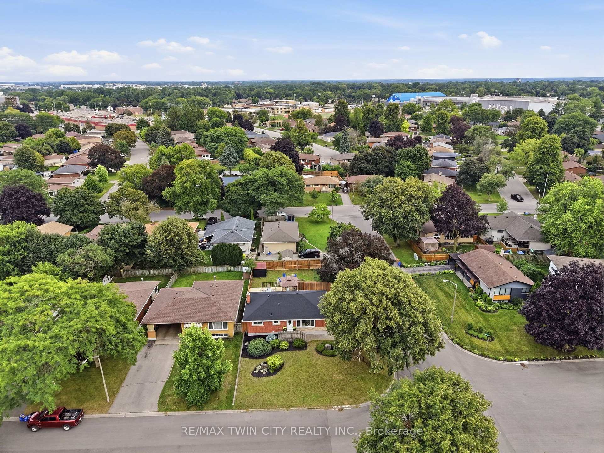 Photo 32 of 2 Frontenac Avenue, Brantford, Fairview/Greenbrier — HOMEH