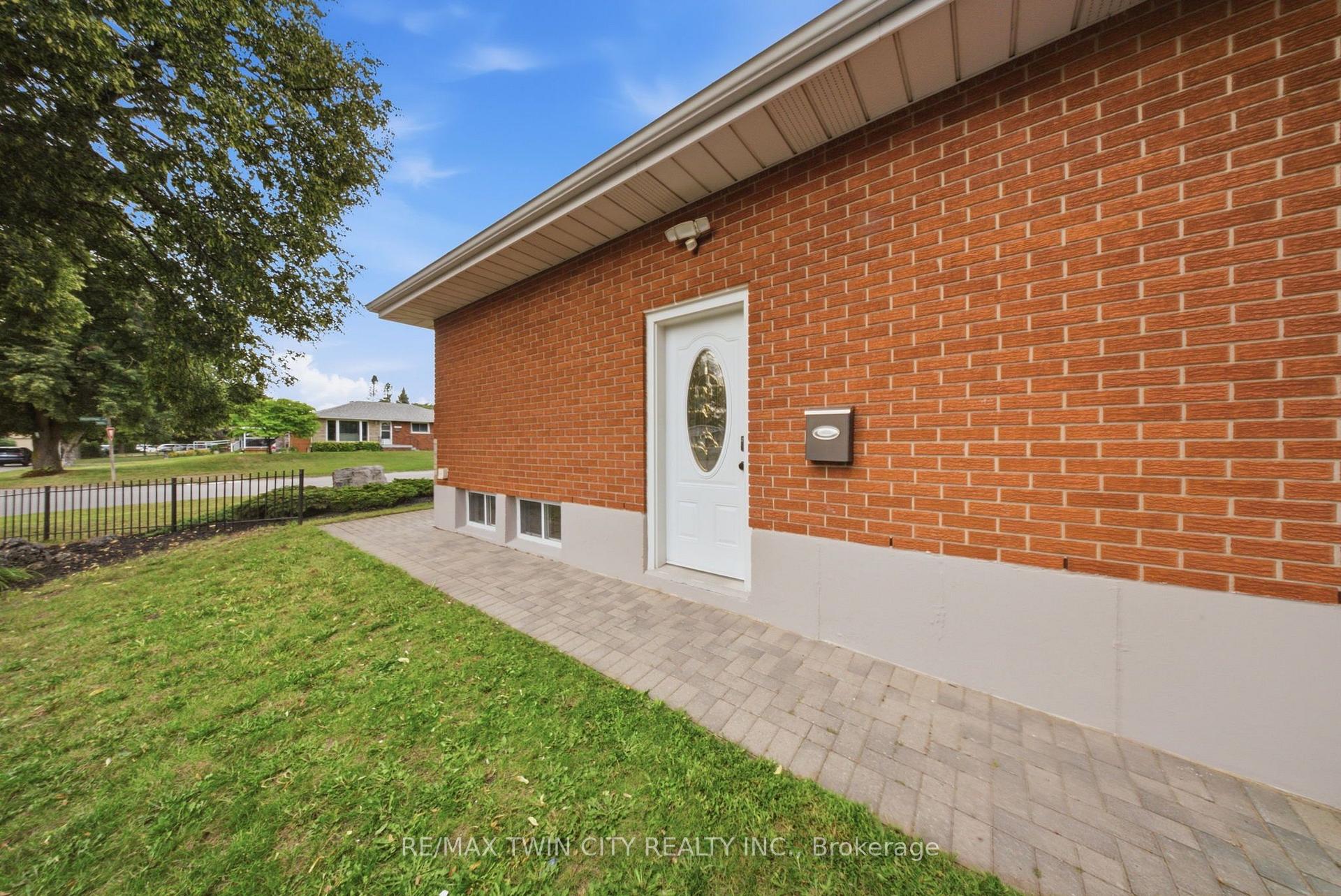 Photo 37 of 2 Frontenac Avenue, Brantford, Fairview/Greenbrier — HOMEH