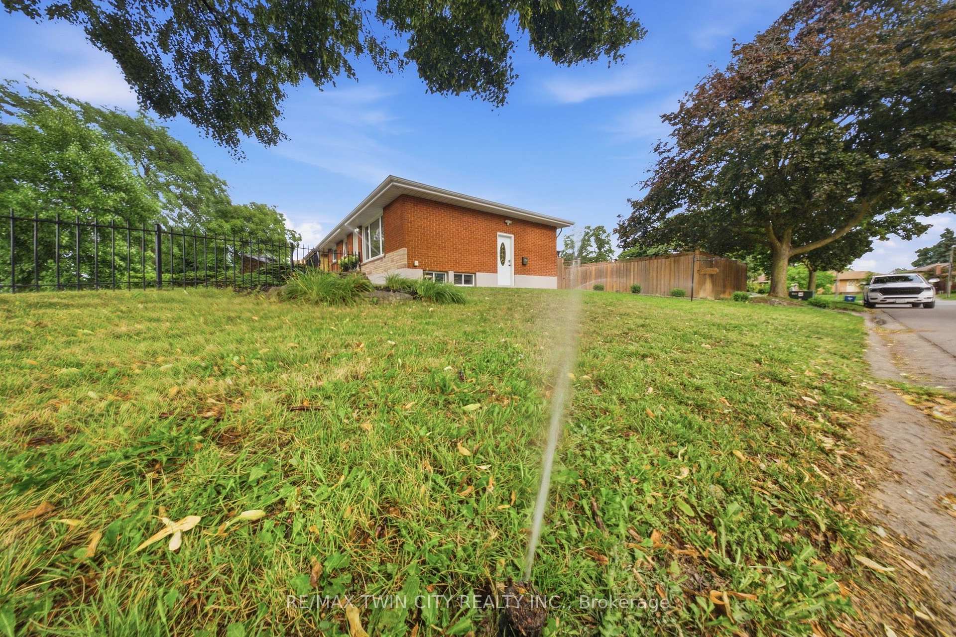 Photo 38 of 2 Frontenac Avenue, Brantford, Fairview/Greenbrier — HOMEH