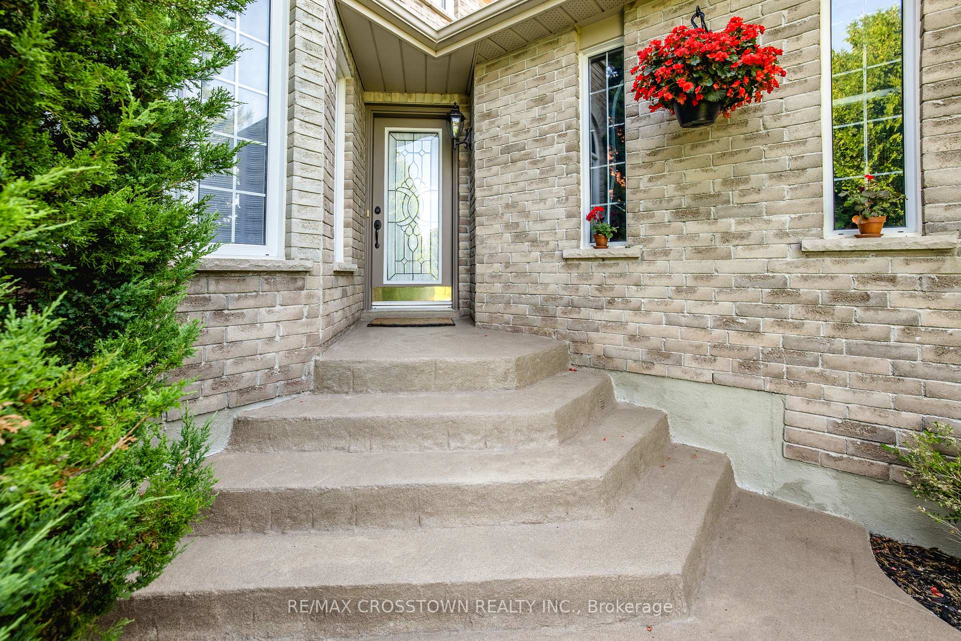 Photo 3 of 5 Kelsey Crescent, Barrie, Ardagh — HOMEH
