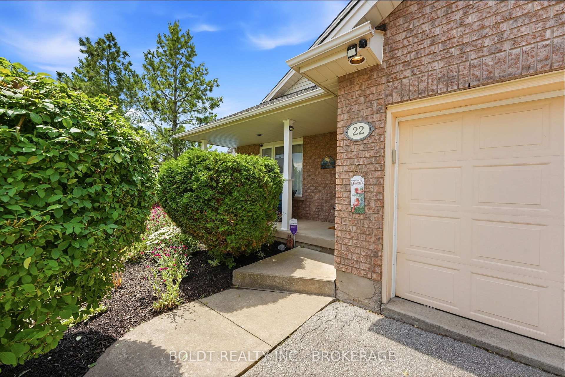 Photo 2 of 22 Graves Crescent, St. Catharines, Rykert/Vansickle — HOMEH