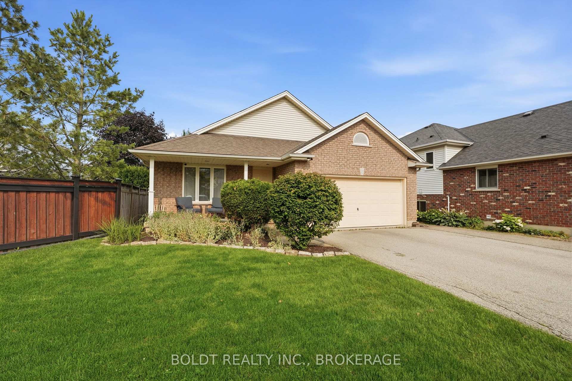 Photo 3 of 22 Graves Crescent, St. Catharines, Rykert/Vansickle — HOMEH