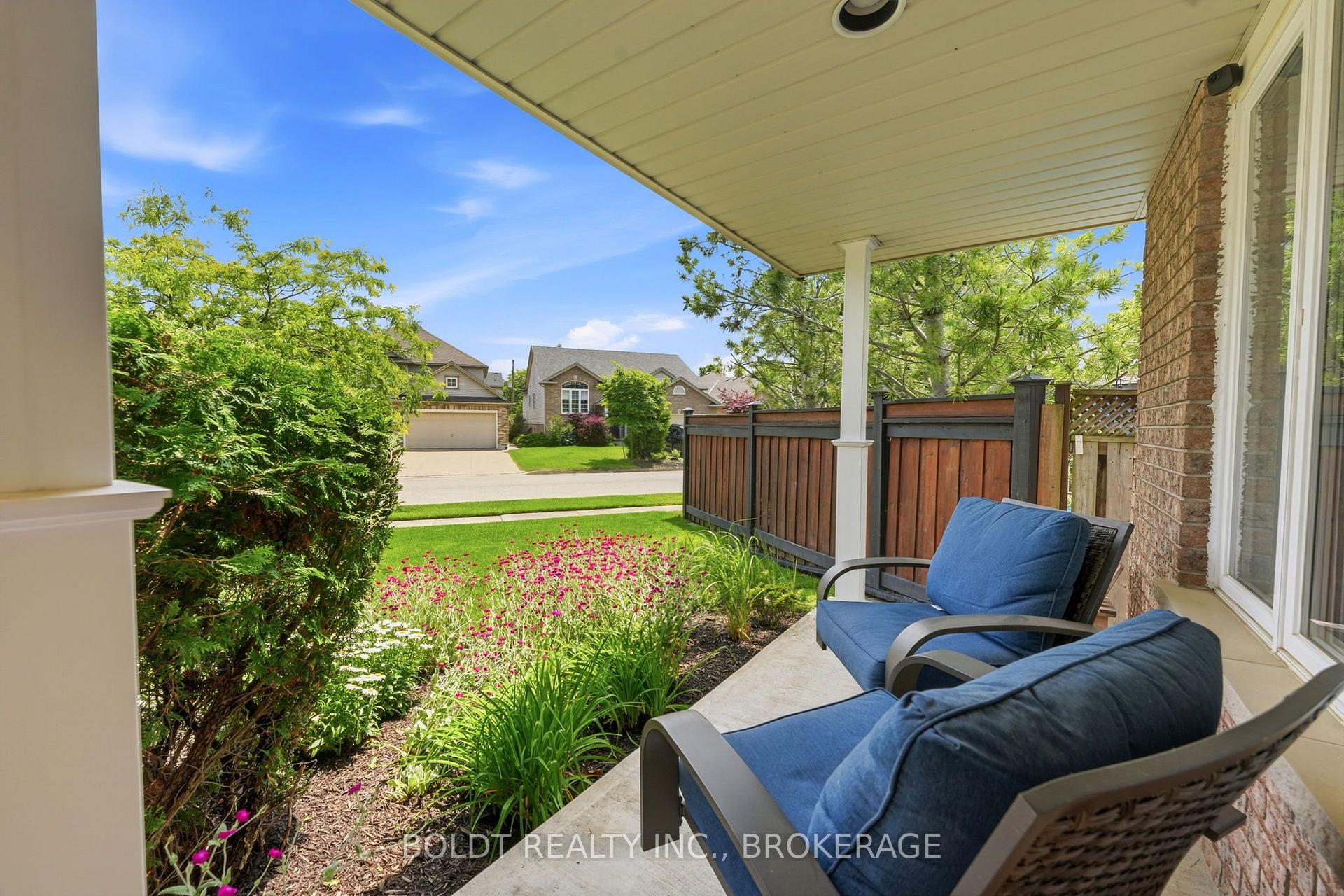 Photo 4 of 22 Graves Crescent, St. Catharines, Rykert/Vansickle — HOMEH