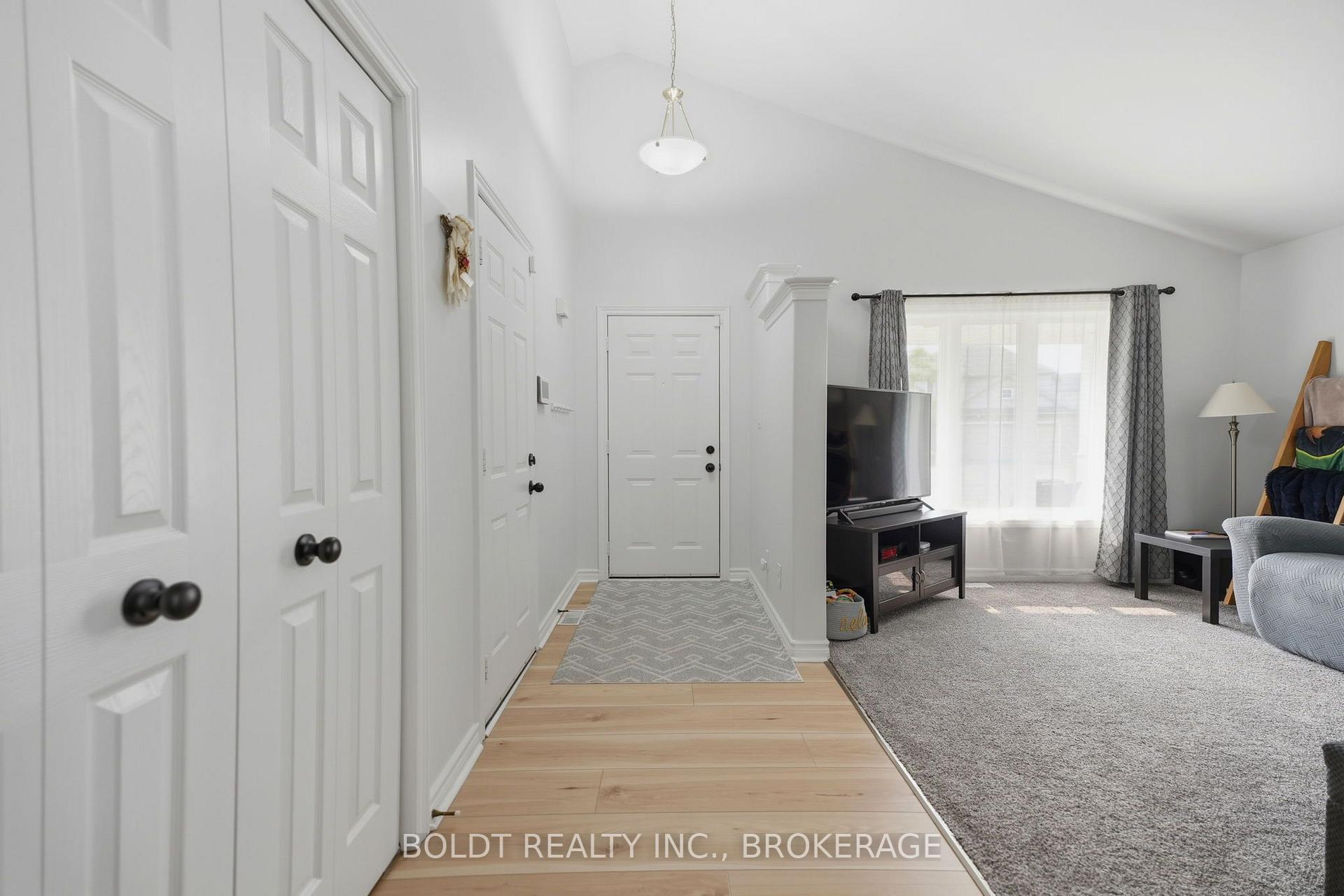 Photo 6 of 22 Graves Crescent, St. Catharines, Rykert/Vansickle — HOMEH