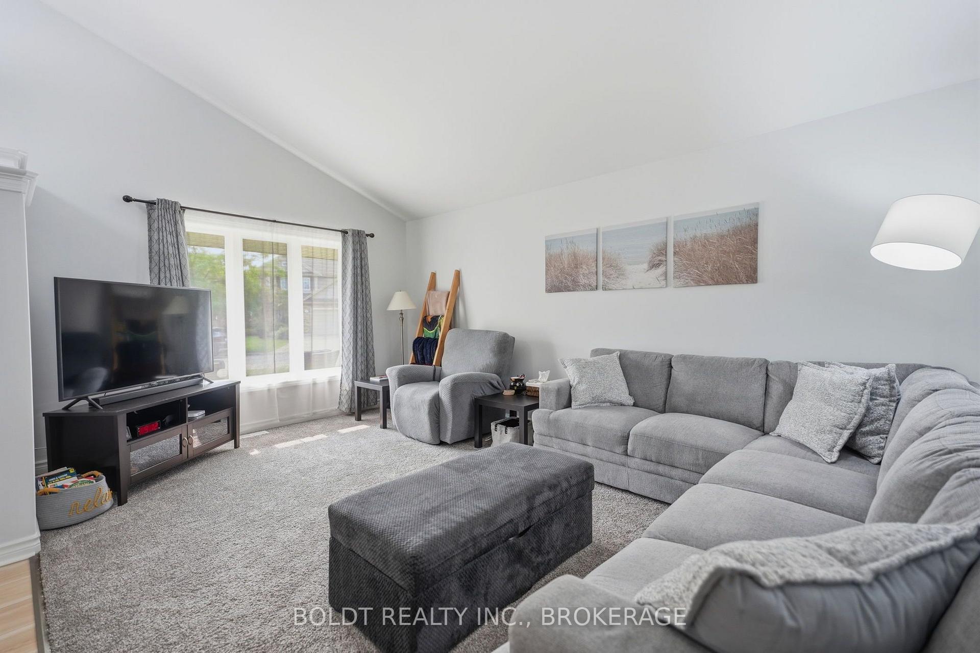Photo 7 of 22 Graves Crescent, St. Catharines, Rykert/Vansickle — HOMEH