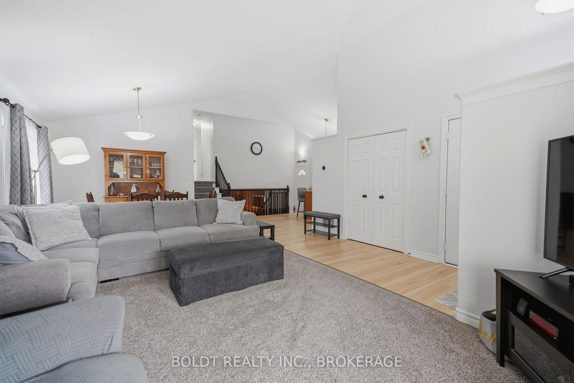 Photo 8 of 22 Graves Crescent, St. Catharines, Rykert/Vansickle — HOMEH