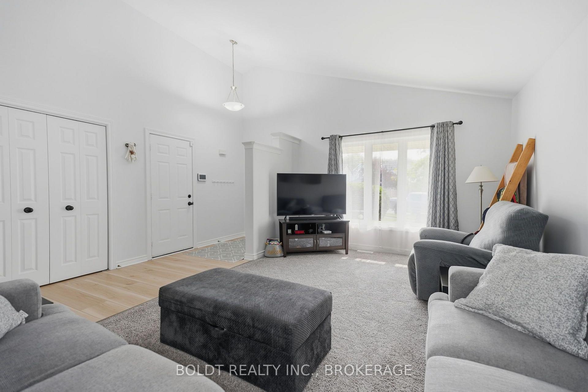 Photo 9 of 22 Graves Crescent, St. Catharines, Rykert/Vansickle — HOMEH