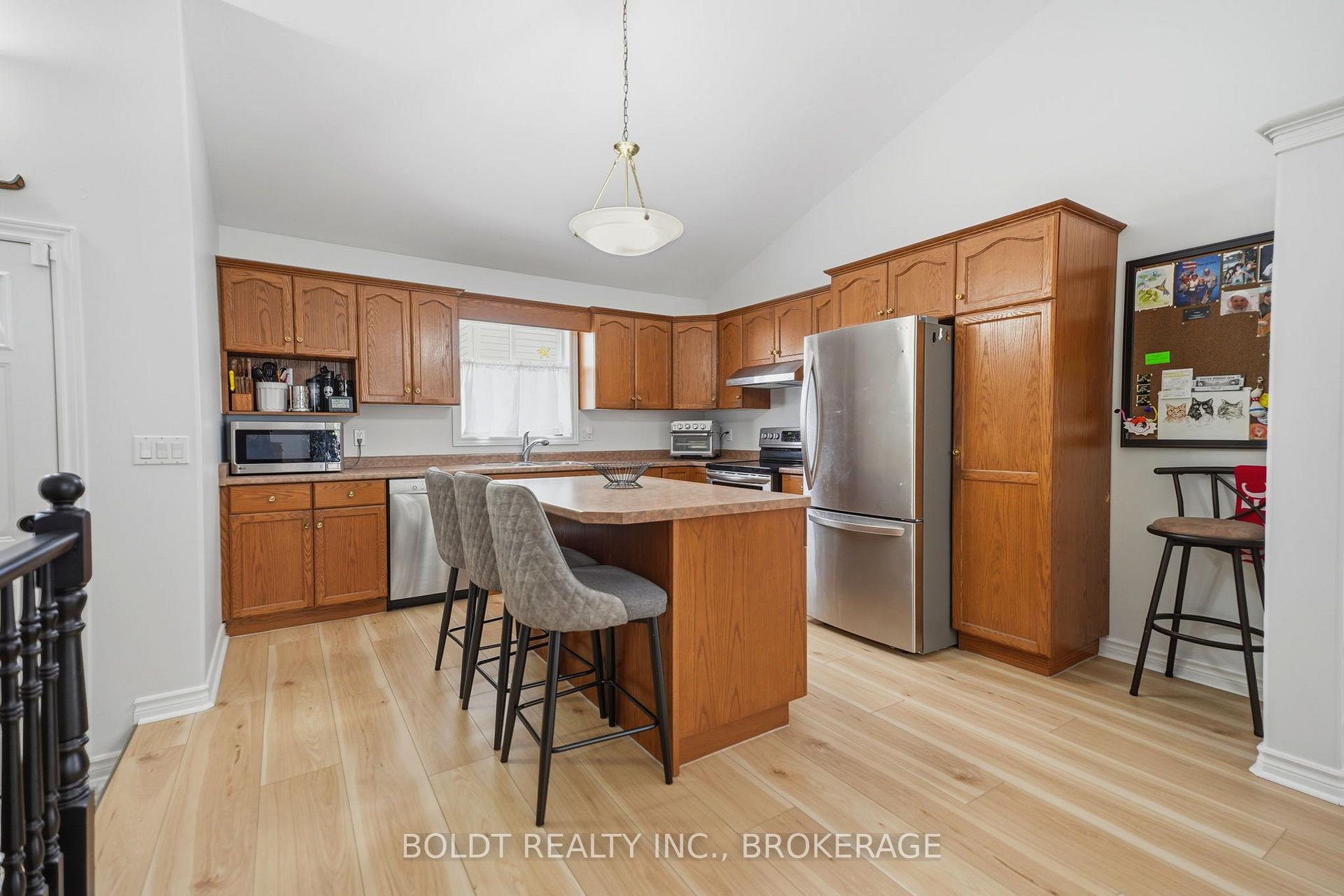 Photo 13 of 22 Graves Crescent, St. Catharines, Rykert/Vansickle — HOMEH