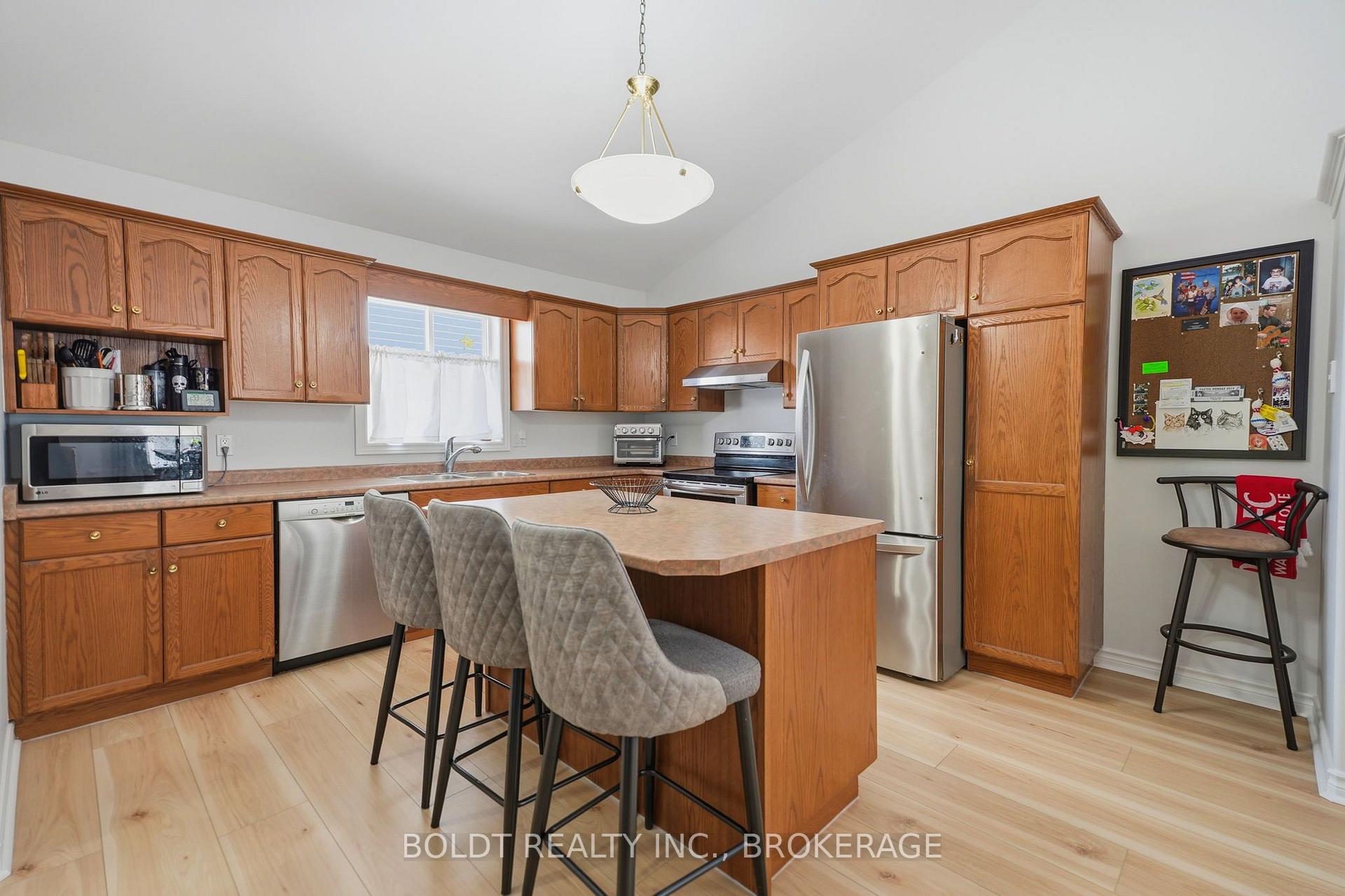 Photo 14 of 22 Graves Crescent, St. Catharines, Rykert/Vansickle — HOMEH
