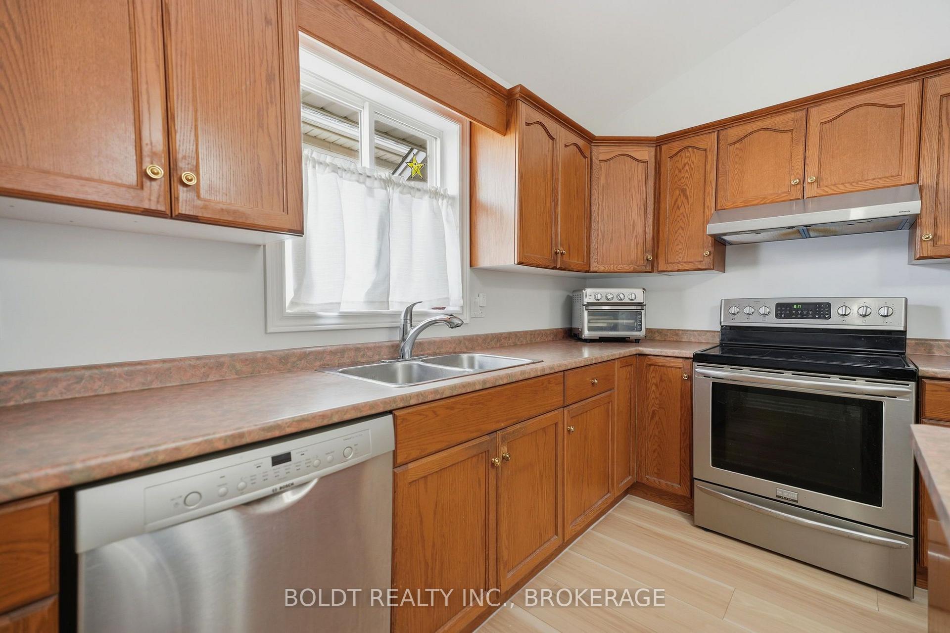 Photo 15 of 22 Graves Crescent, St. Catharines, Rykert/Vansickle — HOMEH
