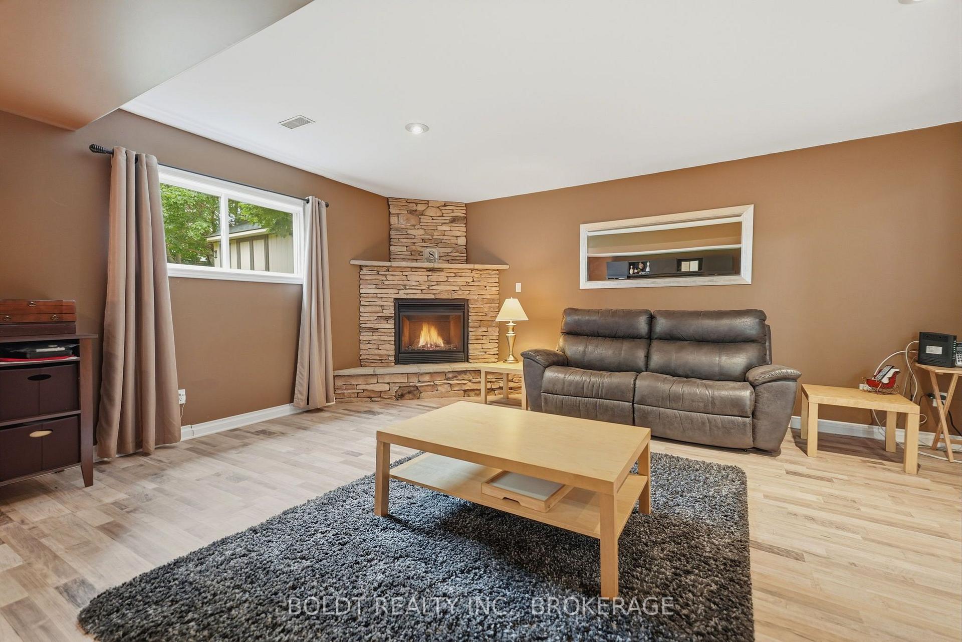 Photo 27 of 22 Graves Crescent, St. Catharines, Rykert/Vansickle — HOMEH