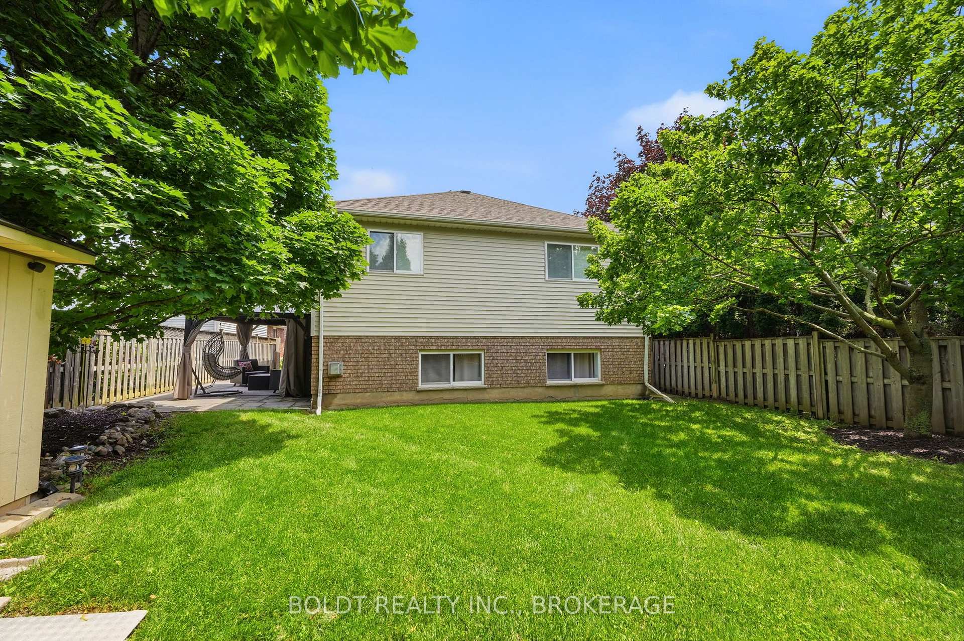 Photo 40 of 22 Graves Crescent, St. Catharines, Rykert/Vansickle — HOMEH