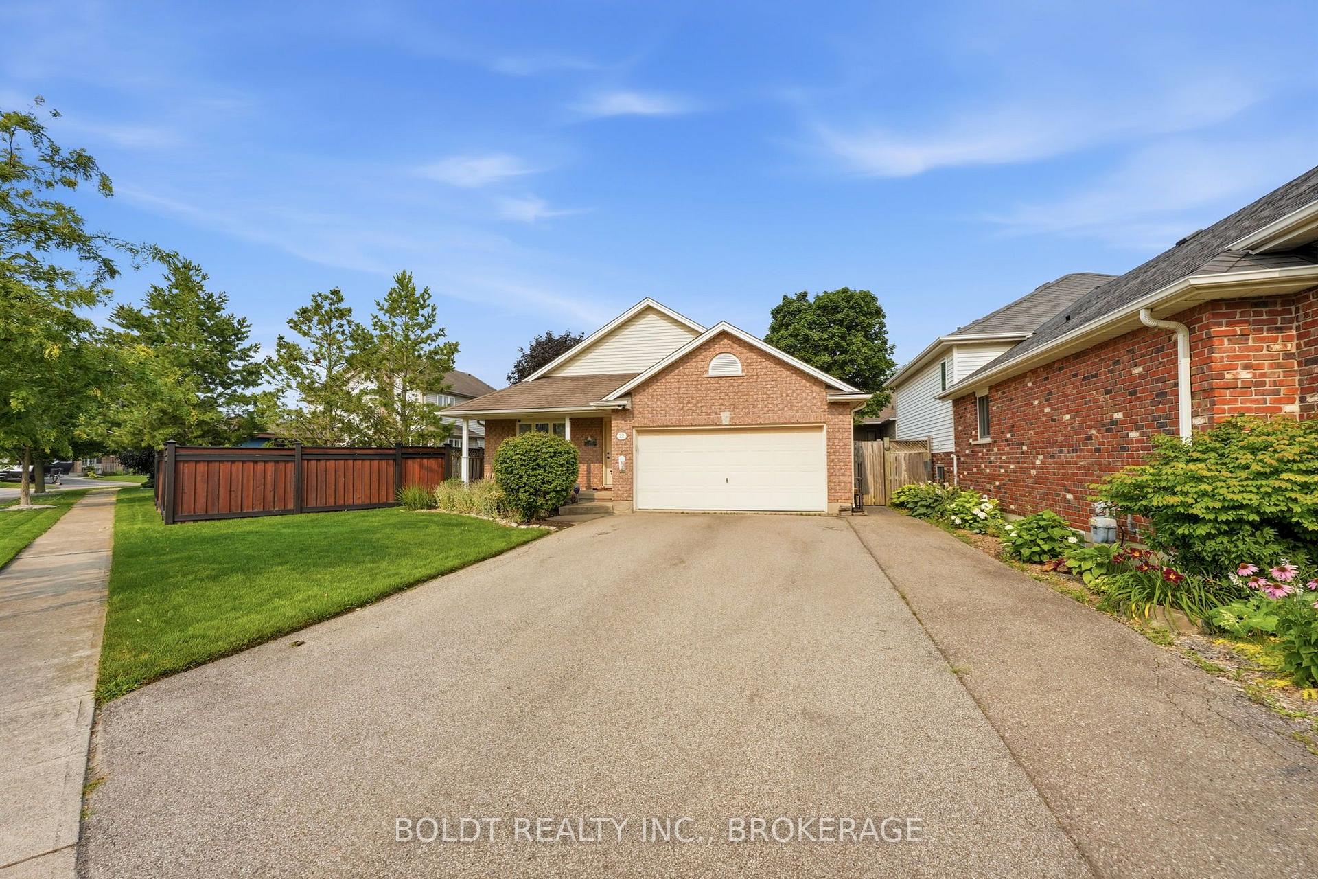 Photo 42 of 22 Graves Crescent, St. Catharines, Rykert/Vansickle — HOMEH