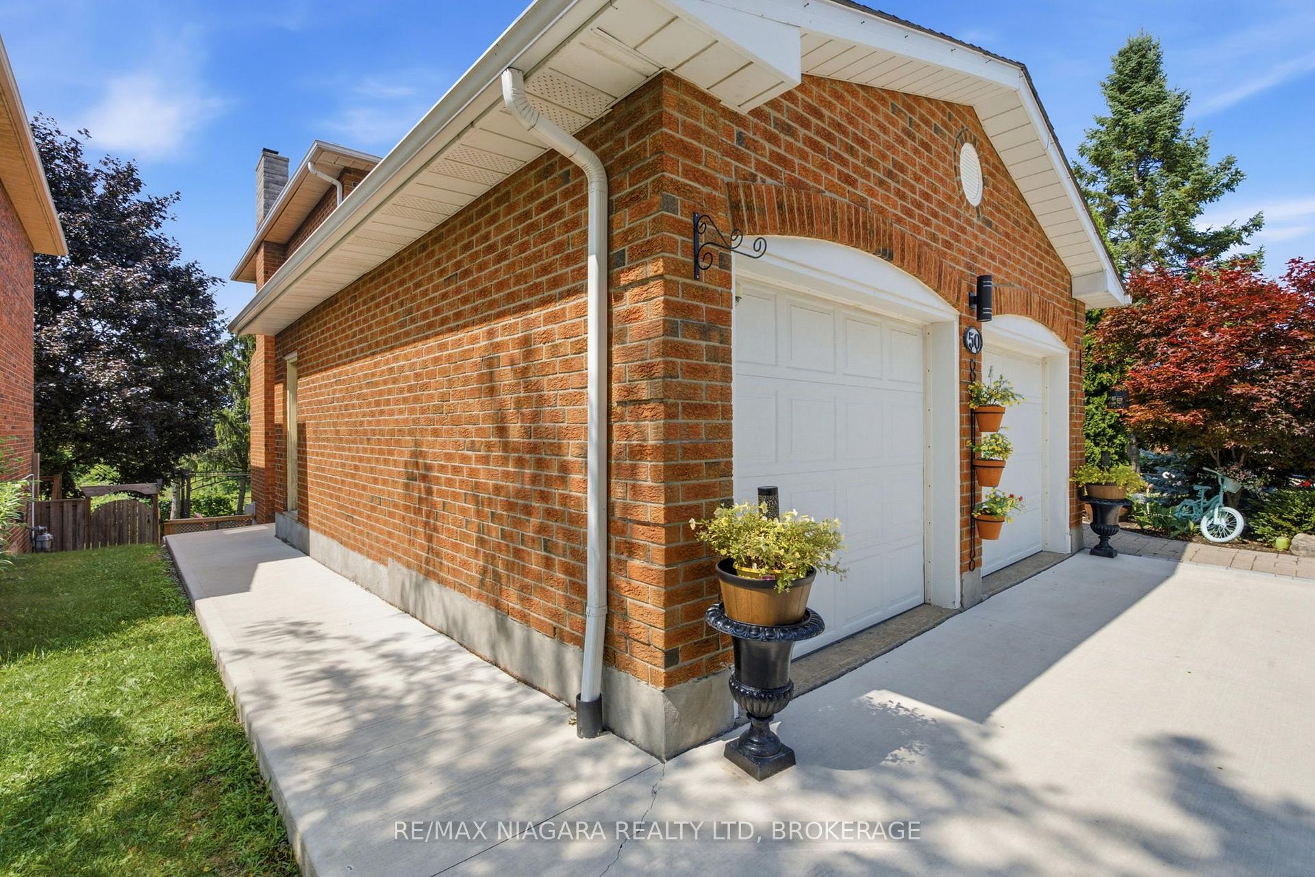 Photo 32 of 50 Barbican Trail, St. Catharines, Burleigh Hill — HOMEH