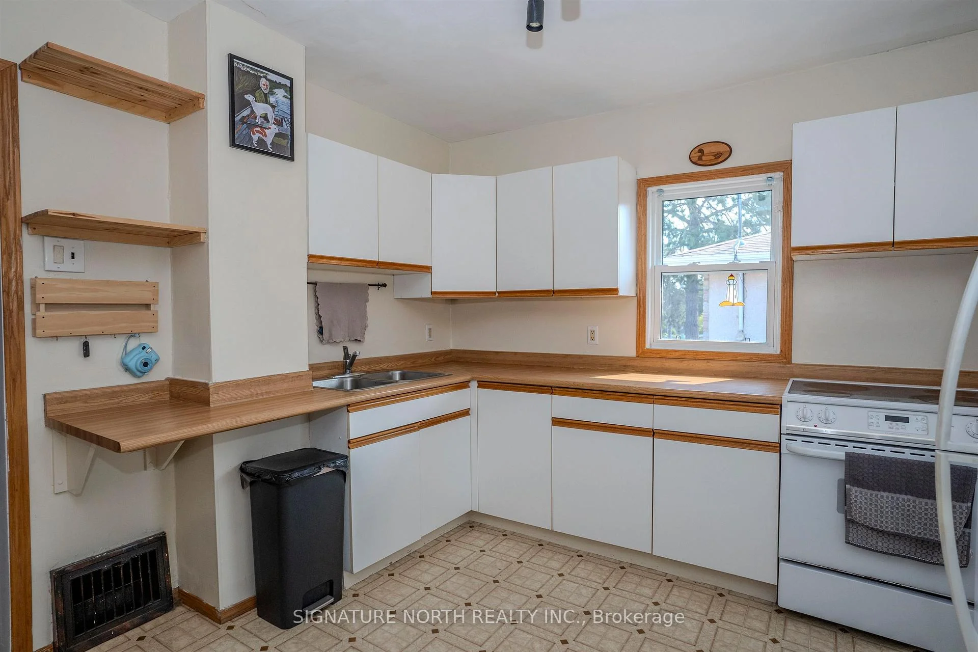 Photo 12 of 319 Lillian Street, Thunder Bay, Current River — HOMEH