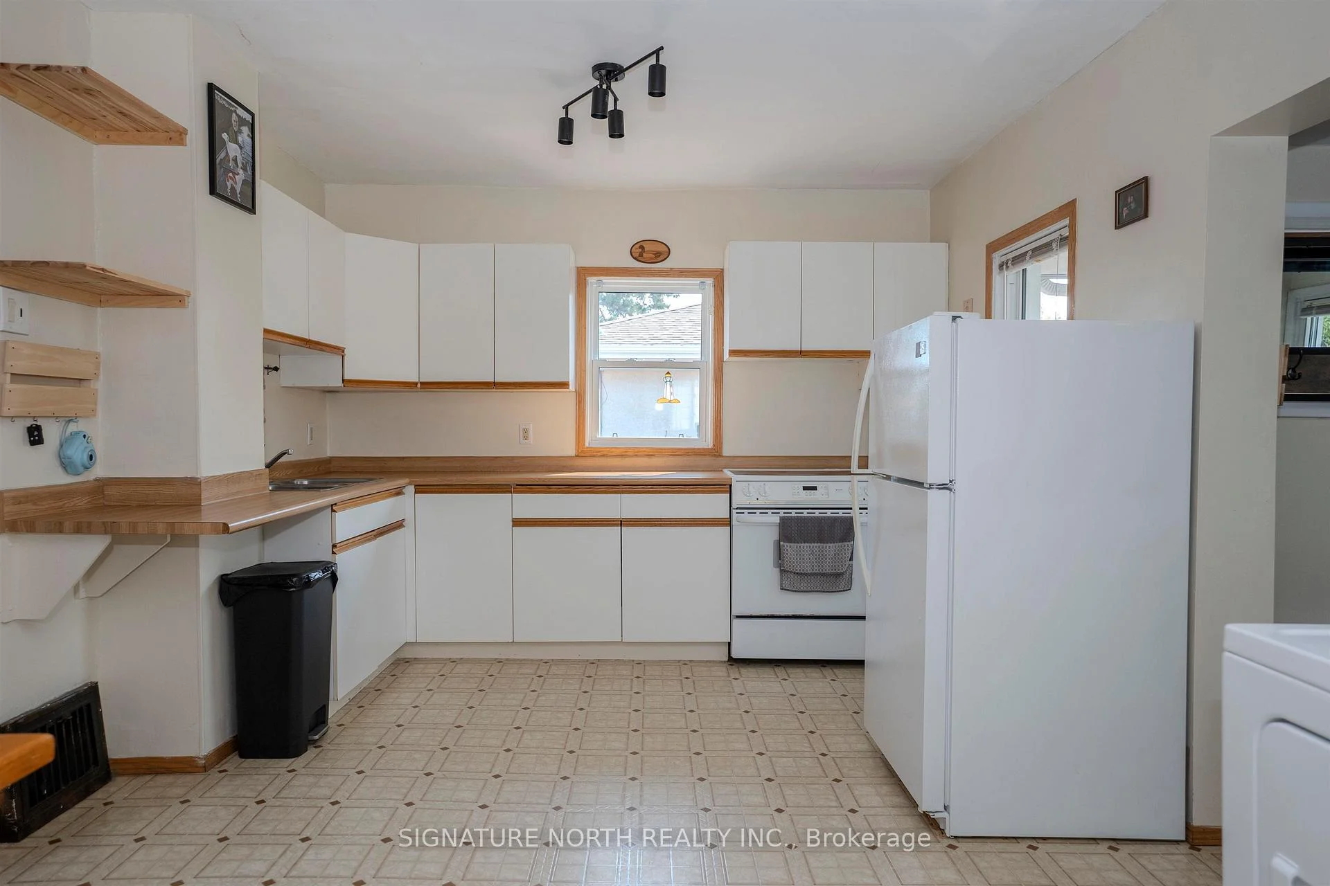 Photo 18 of 319 Lillian Street, Thunder Bay, Current River — HOMEH