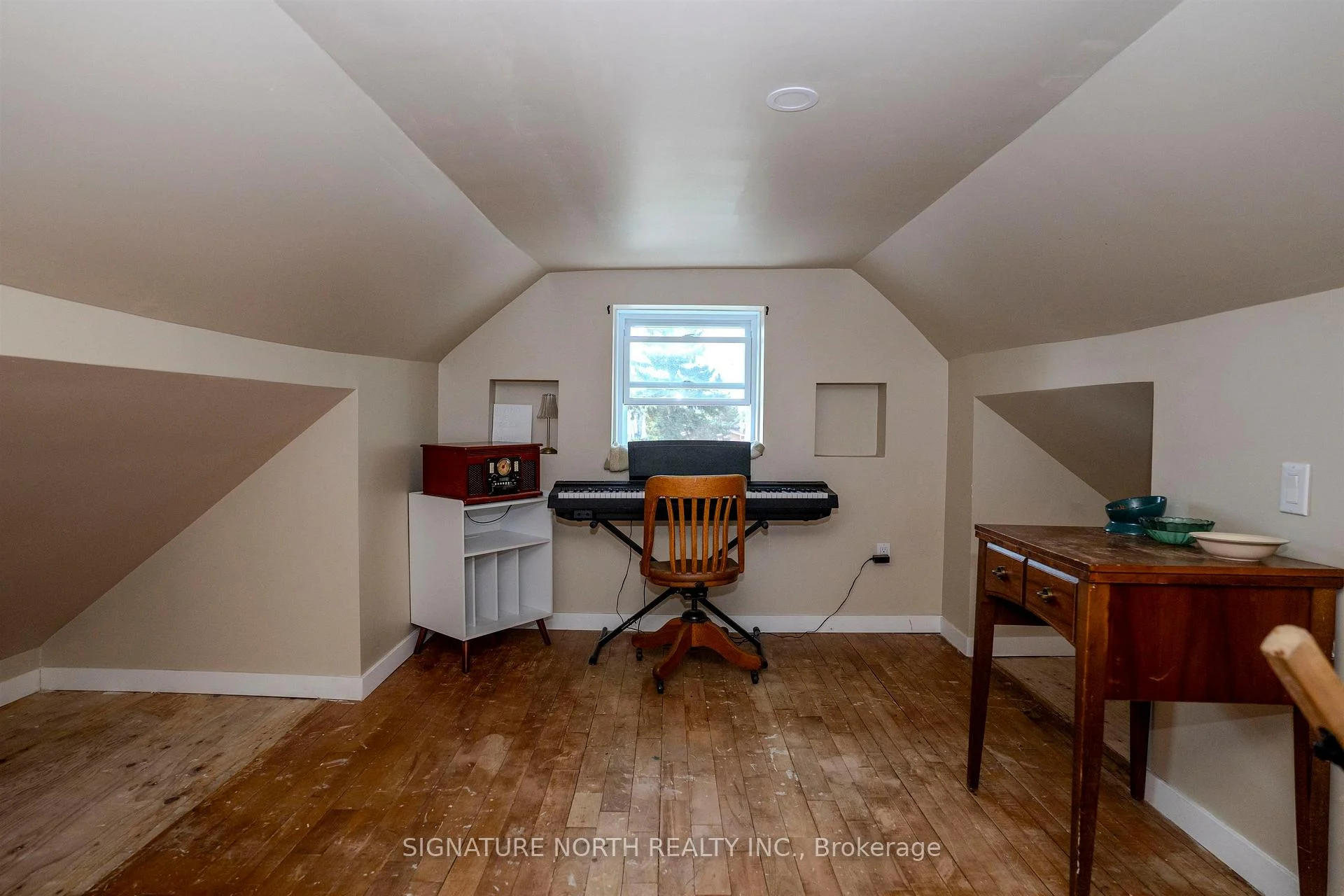 Photo 21 of 319 Lillian Street, Thunder Bay, Current River — HOMEH