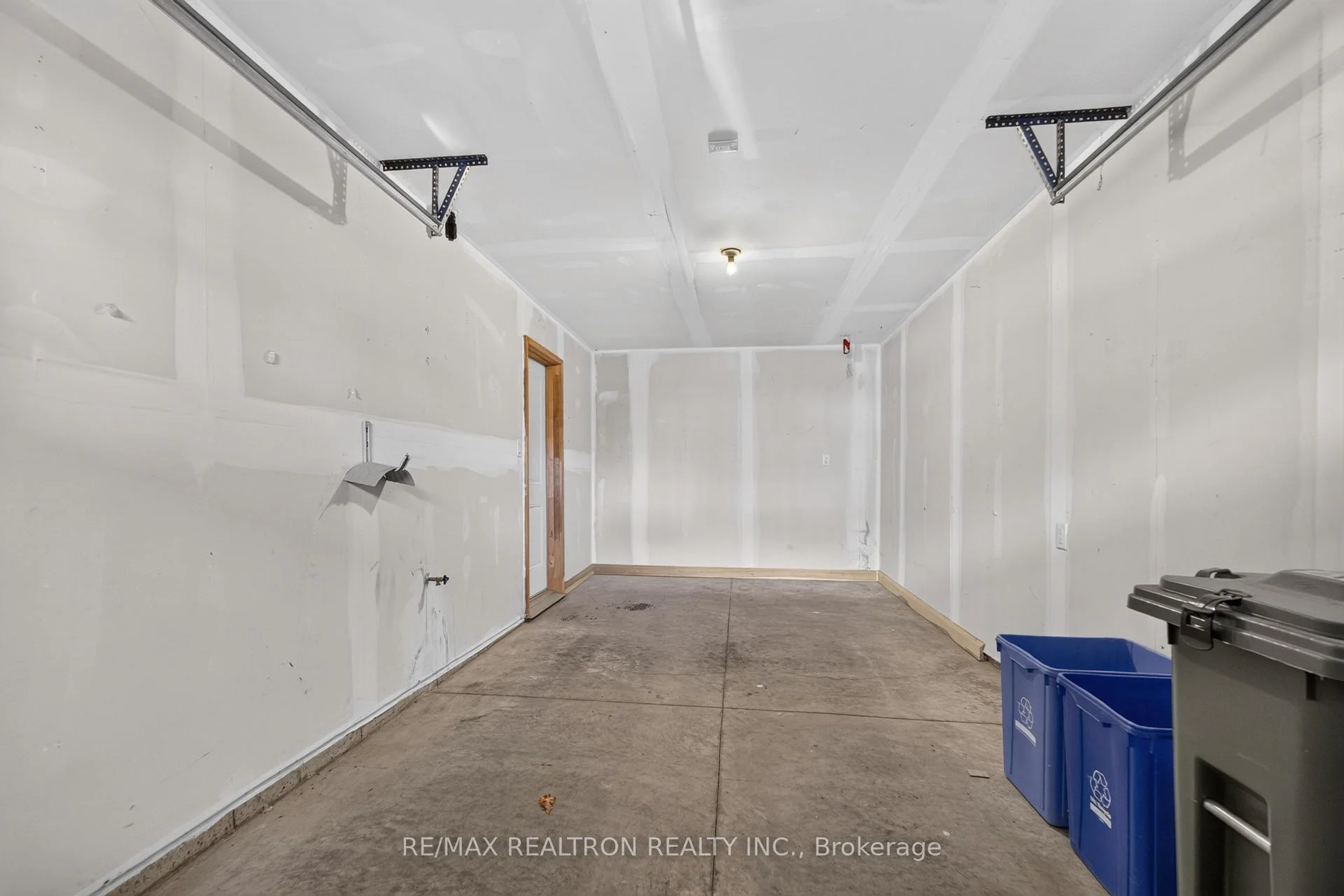 Photo 37 of Unit 18, 1169 Garner Road E, Hamilton, Ancaster — HOMEH