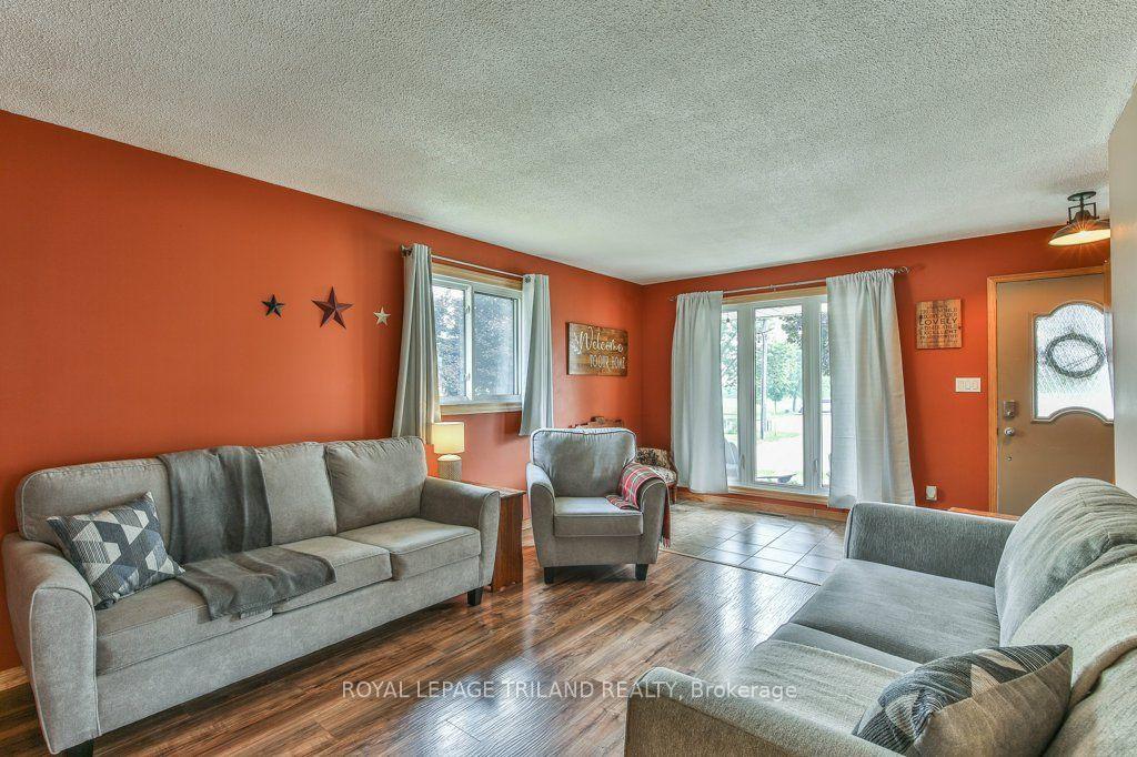 Photo 8 of 425 Queen Street, Lucan Biddulph, Granton — HOMEH