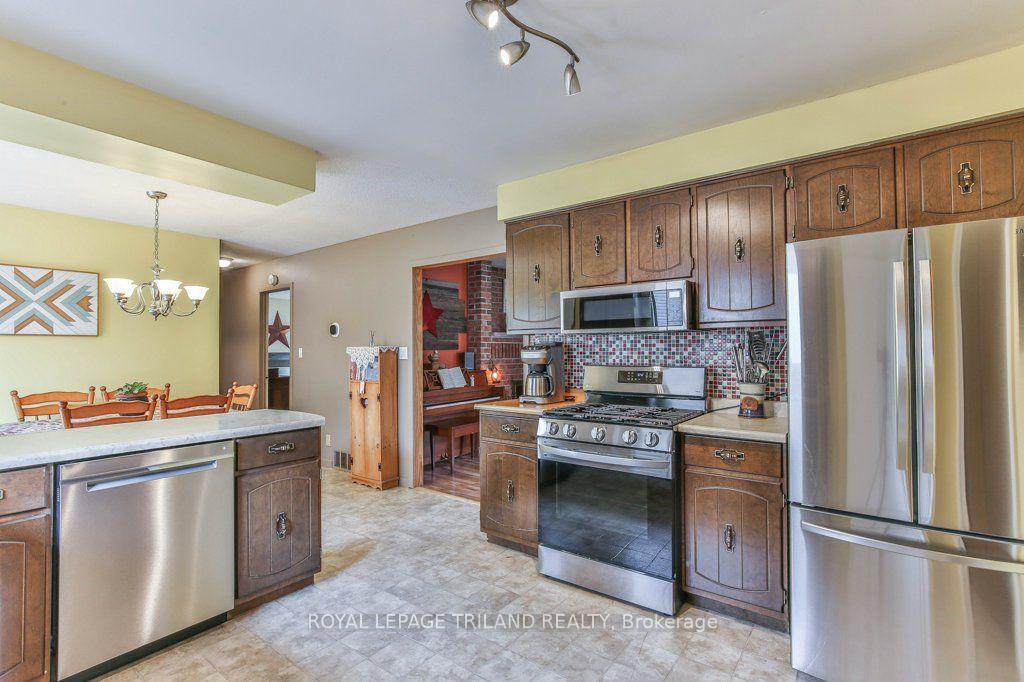 Photo 15 of 425 Queen Street, Lucan Biddulph, Granton — HOMEH