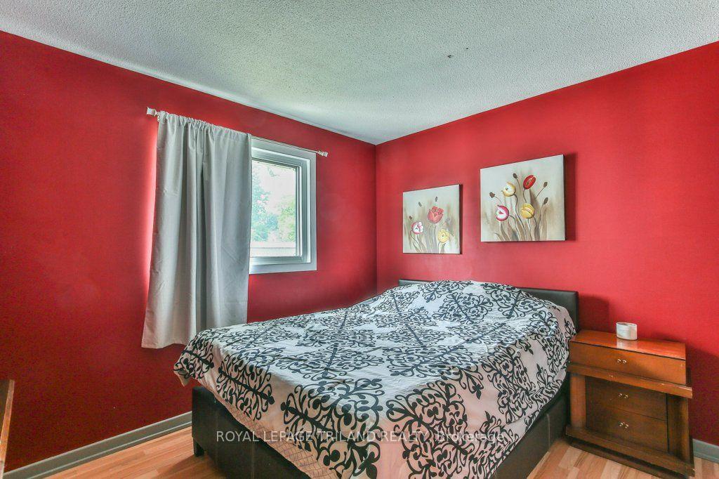 Photo 21 of 425 Queen Street, Lucan Biddulph, Granton — HOMEH