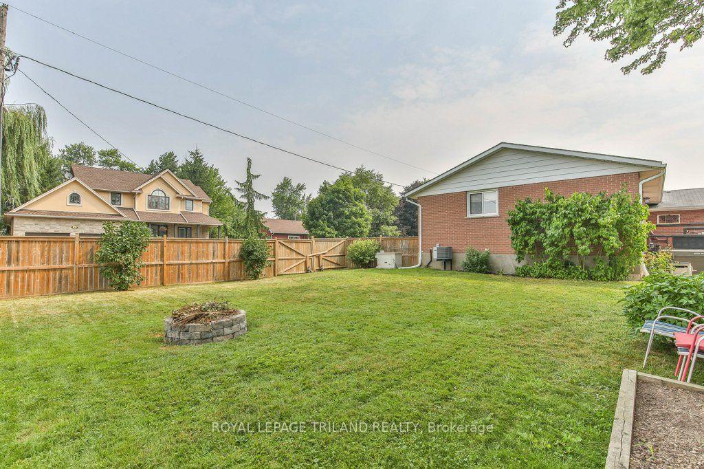 Photo 43 of 425 Queen Street, Lucan Biddulph, Granton — HOMEH