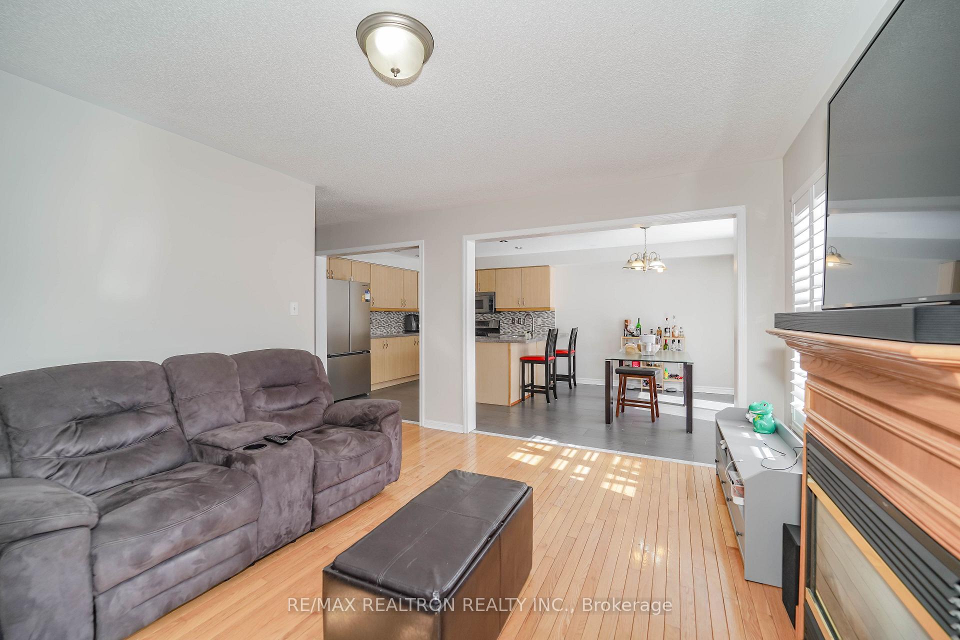 Photo 5 of 59 Scottsdale Drive, Clarington, Bowmanville — HOMEH
