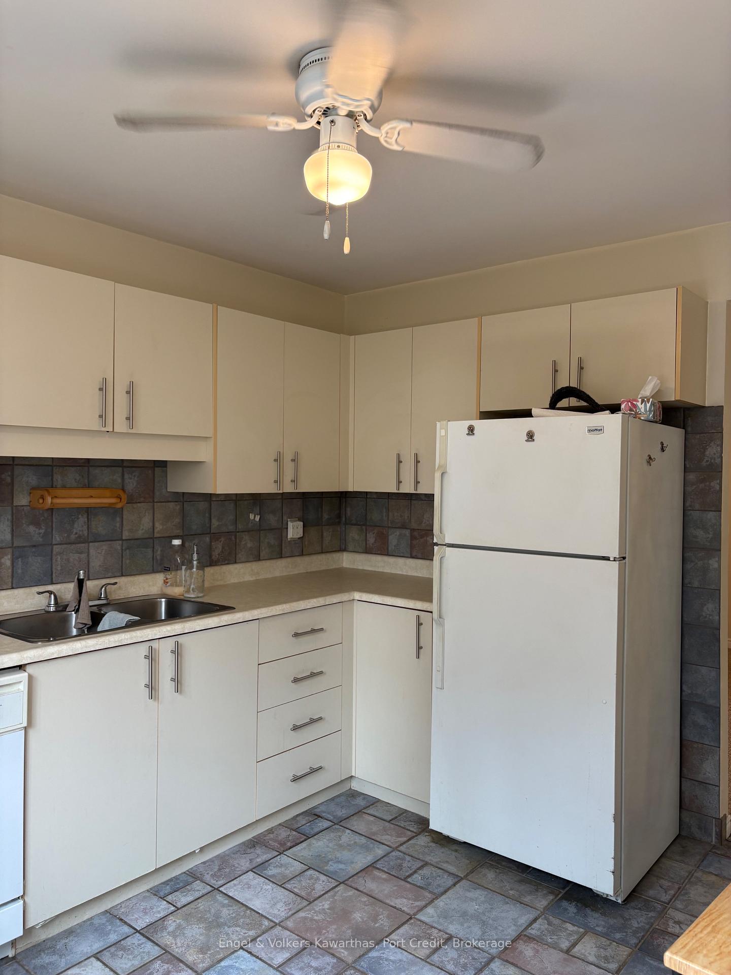 Photo 5 of Unit 204, 1429 Clearview Drive, Peterborough, Monaghan Ward 2 — HOMEH