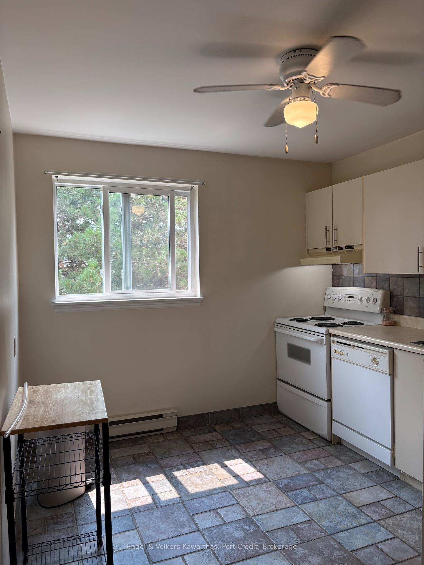 Photo 6 of Unit 204, 1429 Clearview Drive, Peterborough, Monaghan Ward 2 — HOMEH