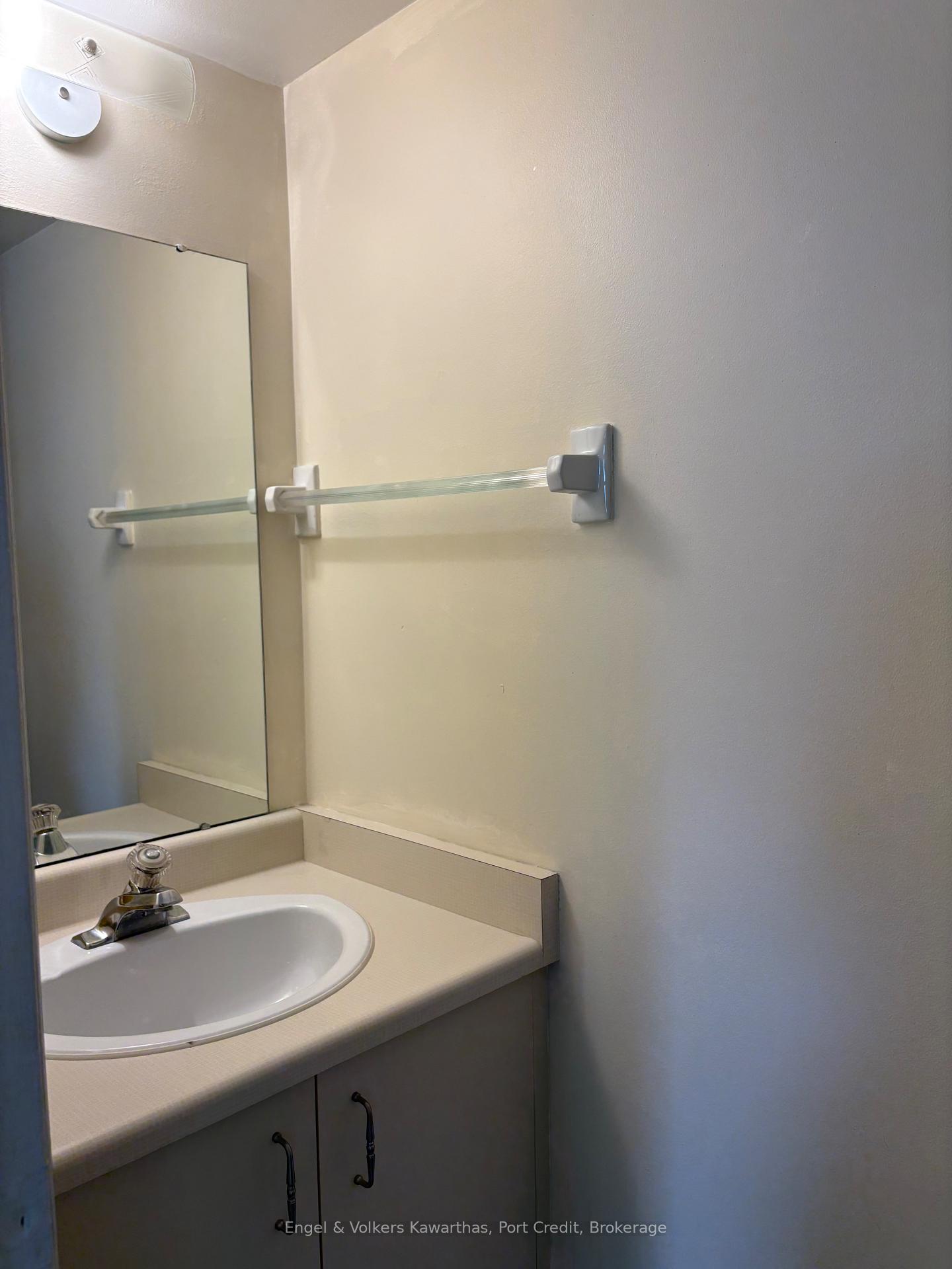 Photo 12 of Unit 204, 1429 Clearview Drive, Peterborough, Monaghan Ward 2 — HOMEH