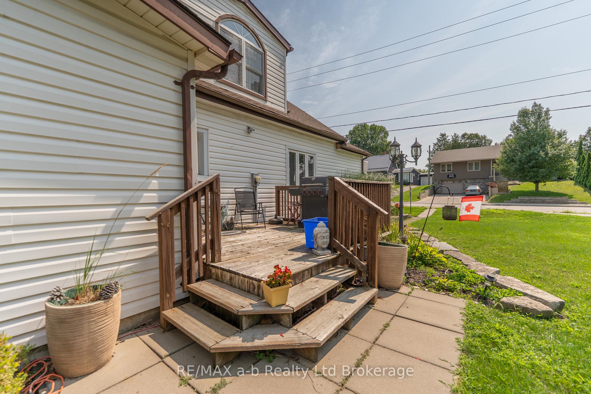 Photo 3 of 13 Potters Road N, Tillsonburg — HOMEH