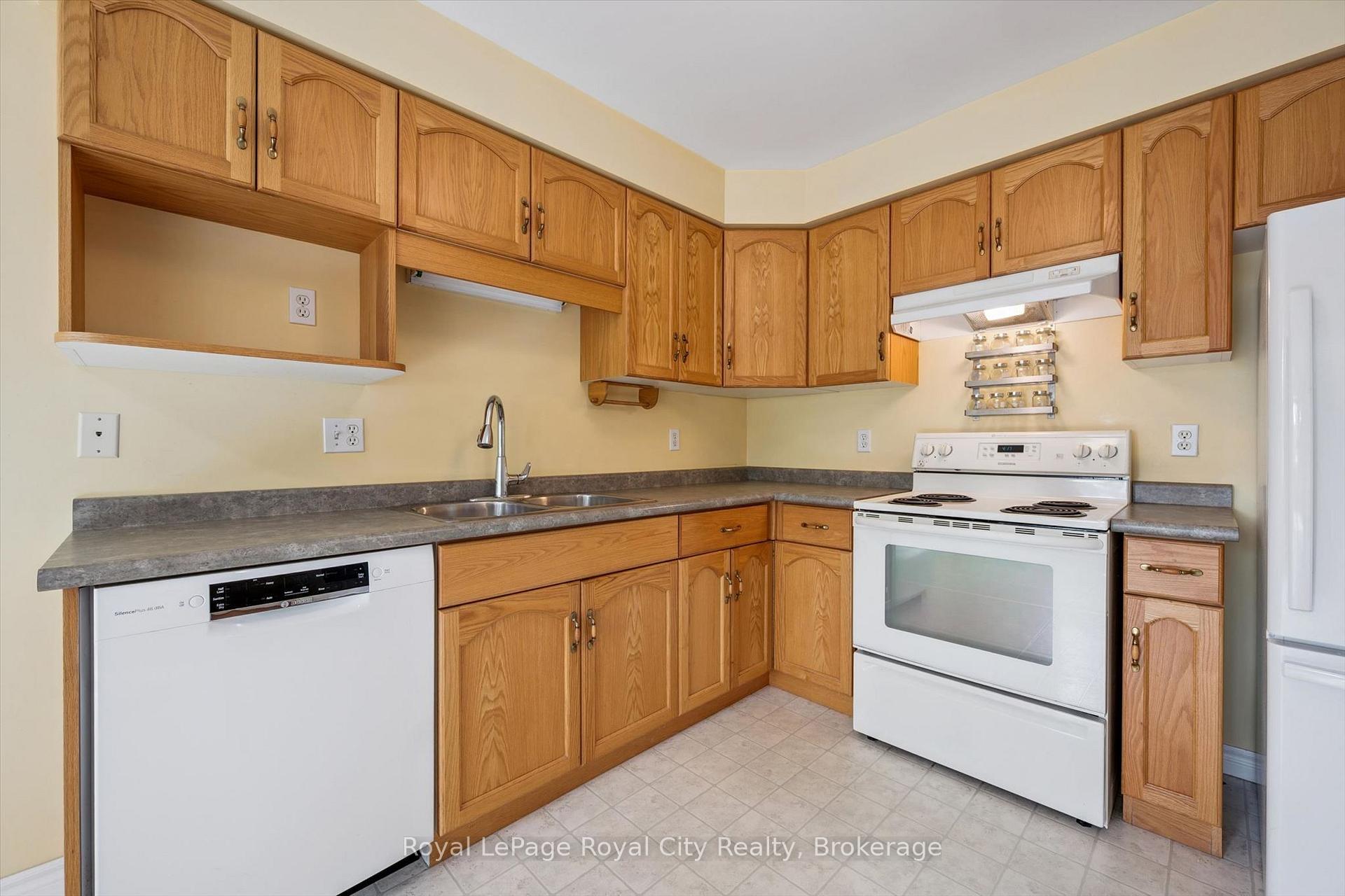 Photo 5 of 46 Terraview Crescent, Guelph, Kortright West — HOMEH
