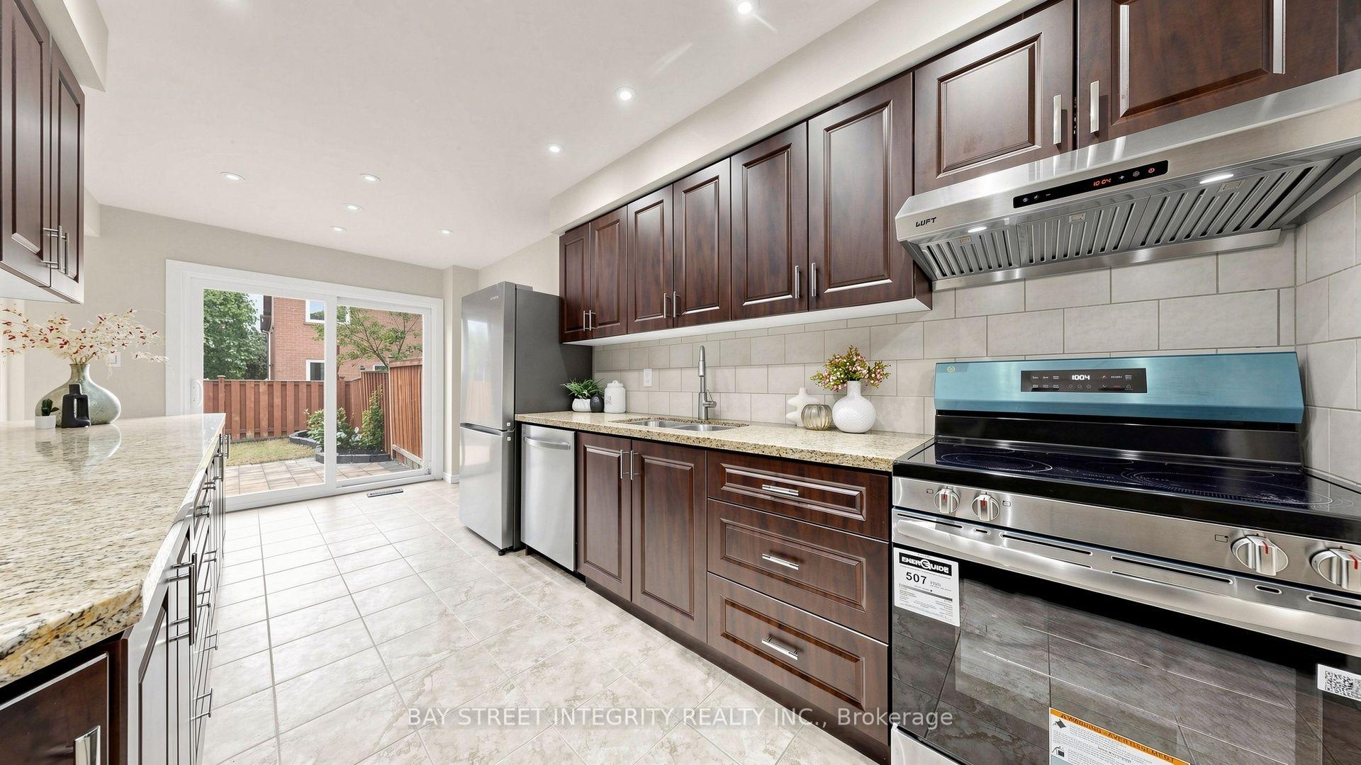 Photo 13 of 41 Jonathan Gate, Vaughan, Crestwood-Springfarm-Yorkhill — HOMEH